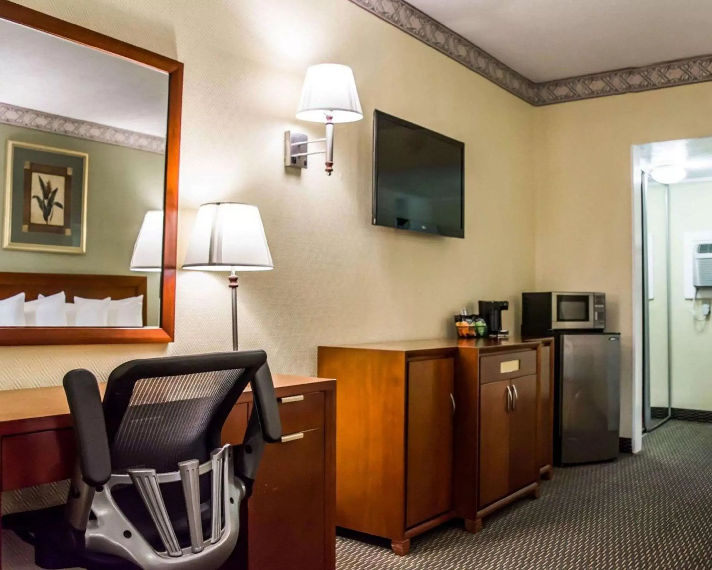 Photo of the whole room, TV/Entertainment Center in Quality Inn Airport - Cruise Port