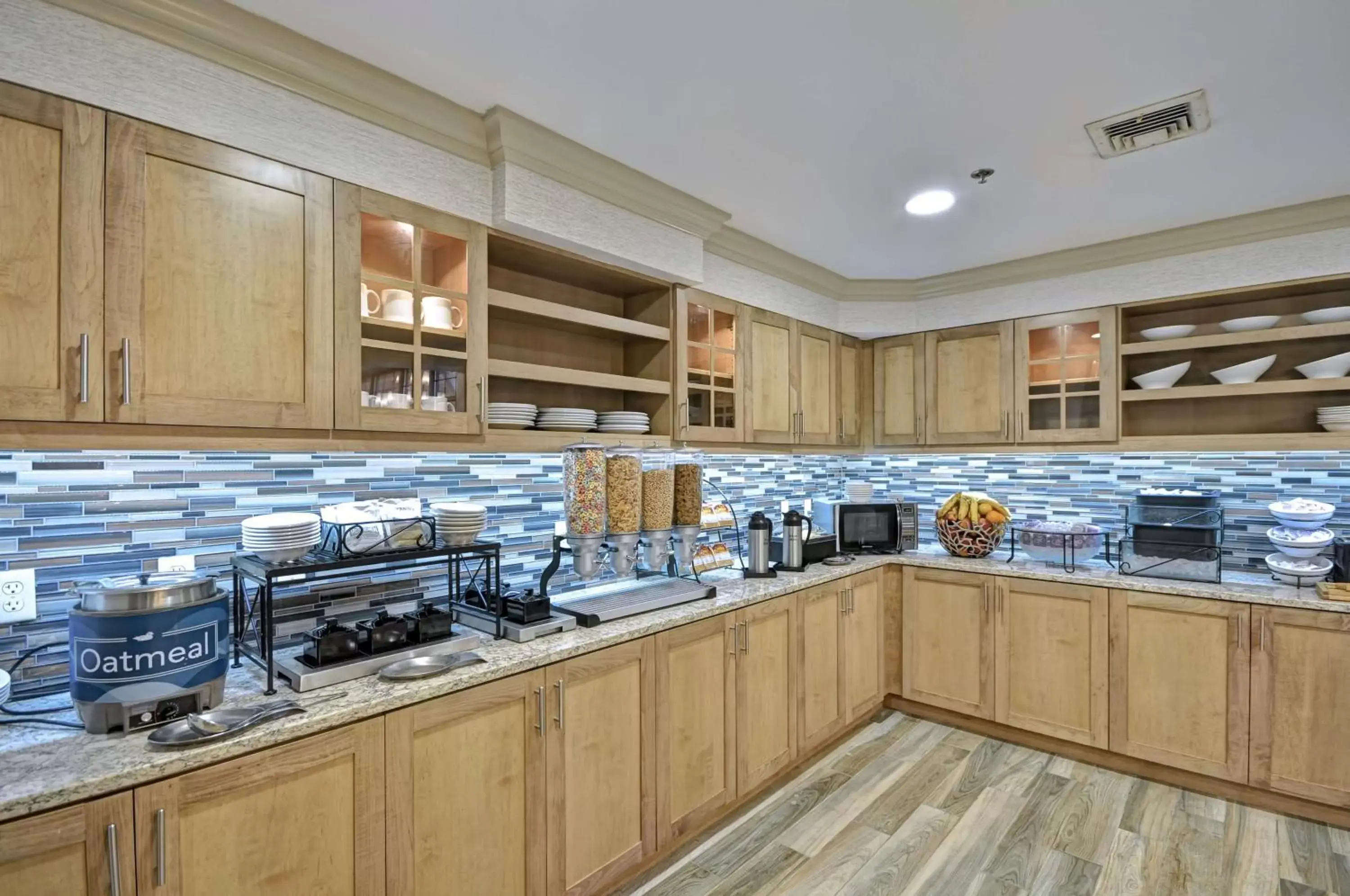 Breakfast, Kitchen/Kitchenette in Homewood Suites Boston Peabody