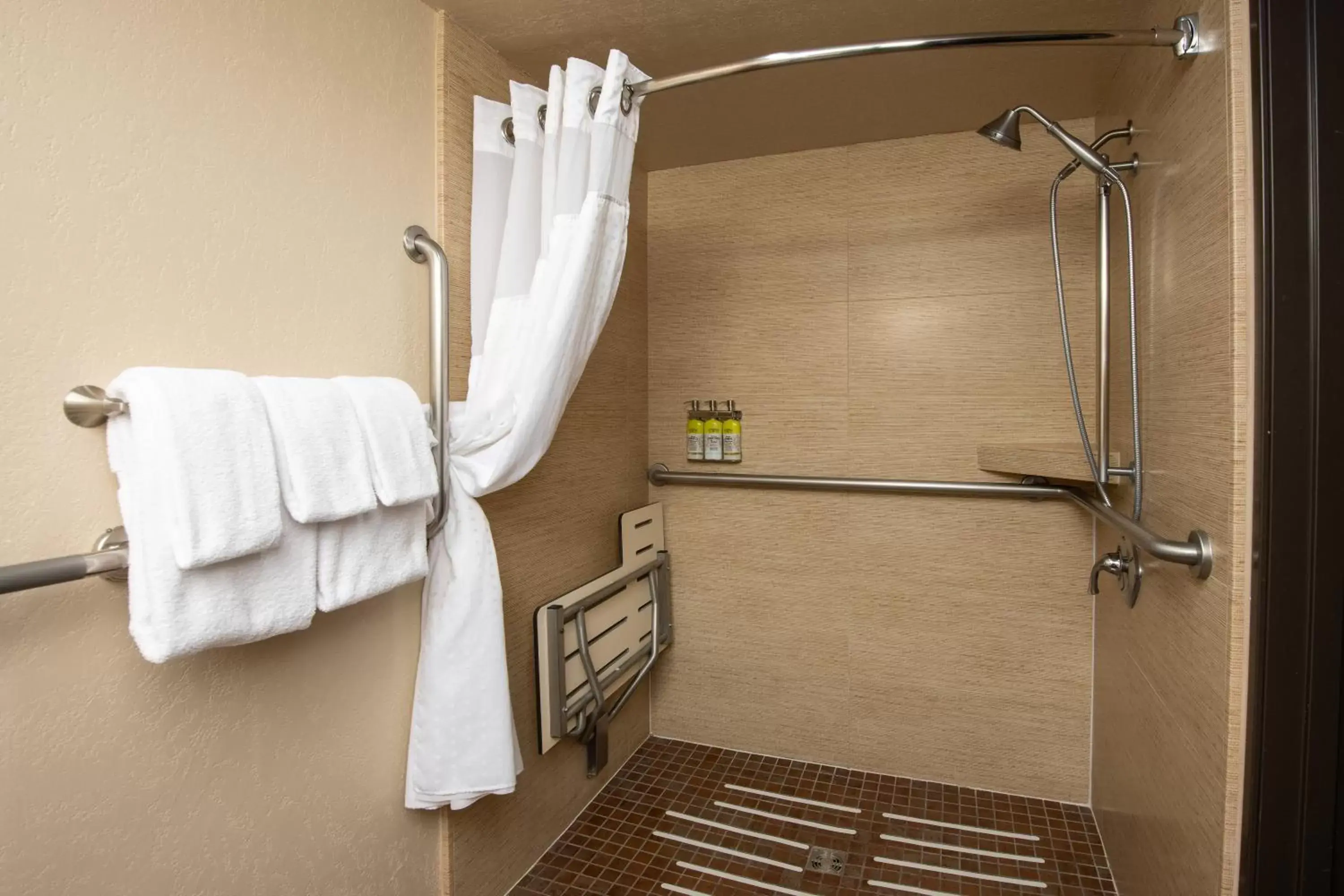 Photo of the whole room, Bathroom in Holiday Inn Express Grand Canyon, an IHG Hotel