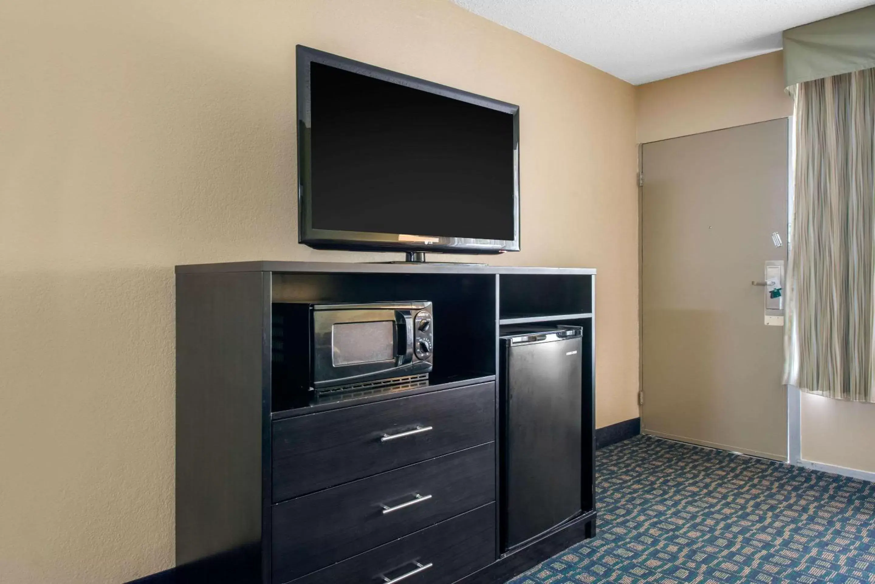 Photo of the whole room, TV/Entertainment Center in Quality Inn & Suites Brooksville I-75/Dade City