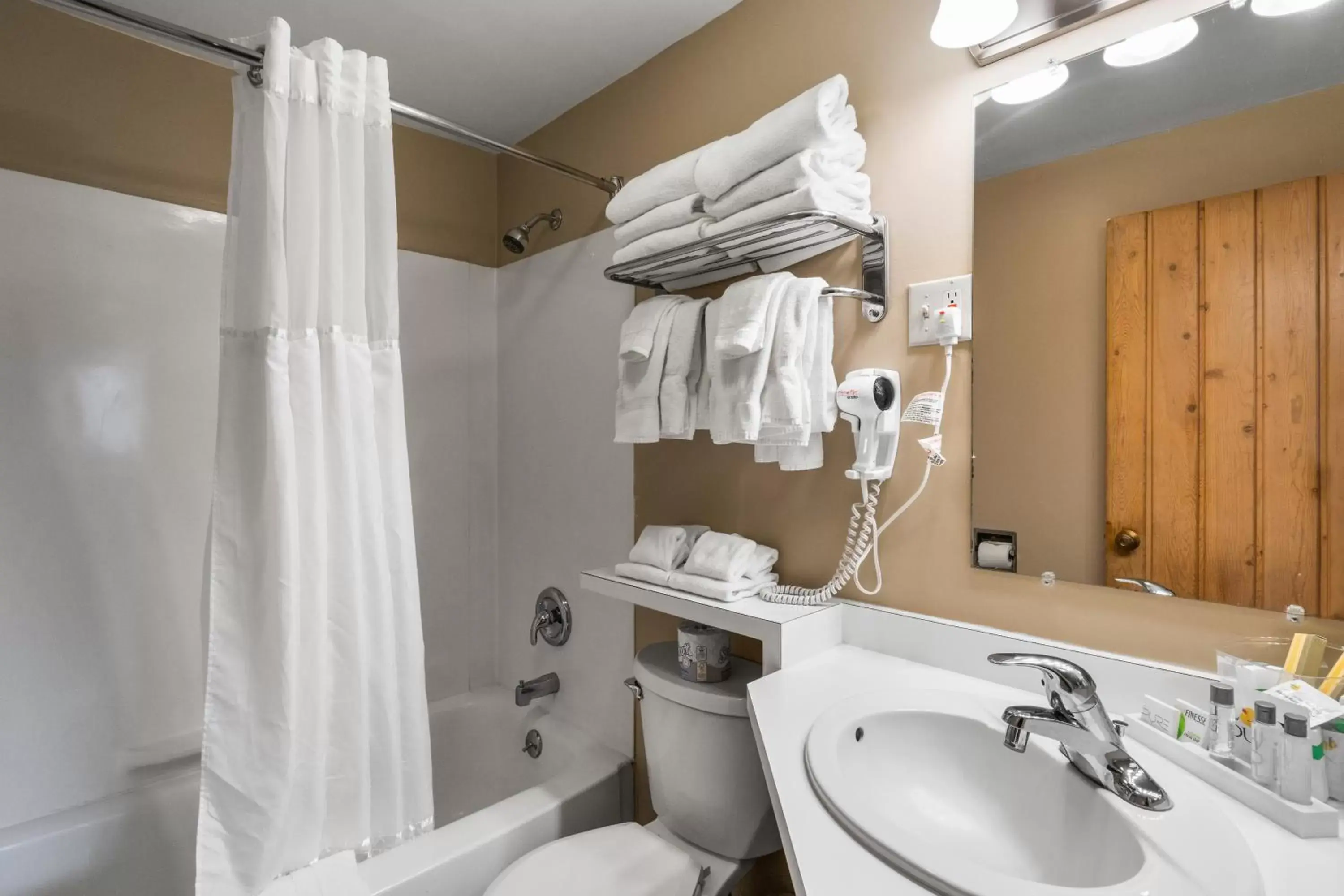 Shower, Bathroom in Lazy Duck Inn