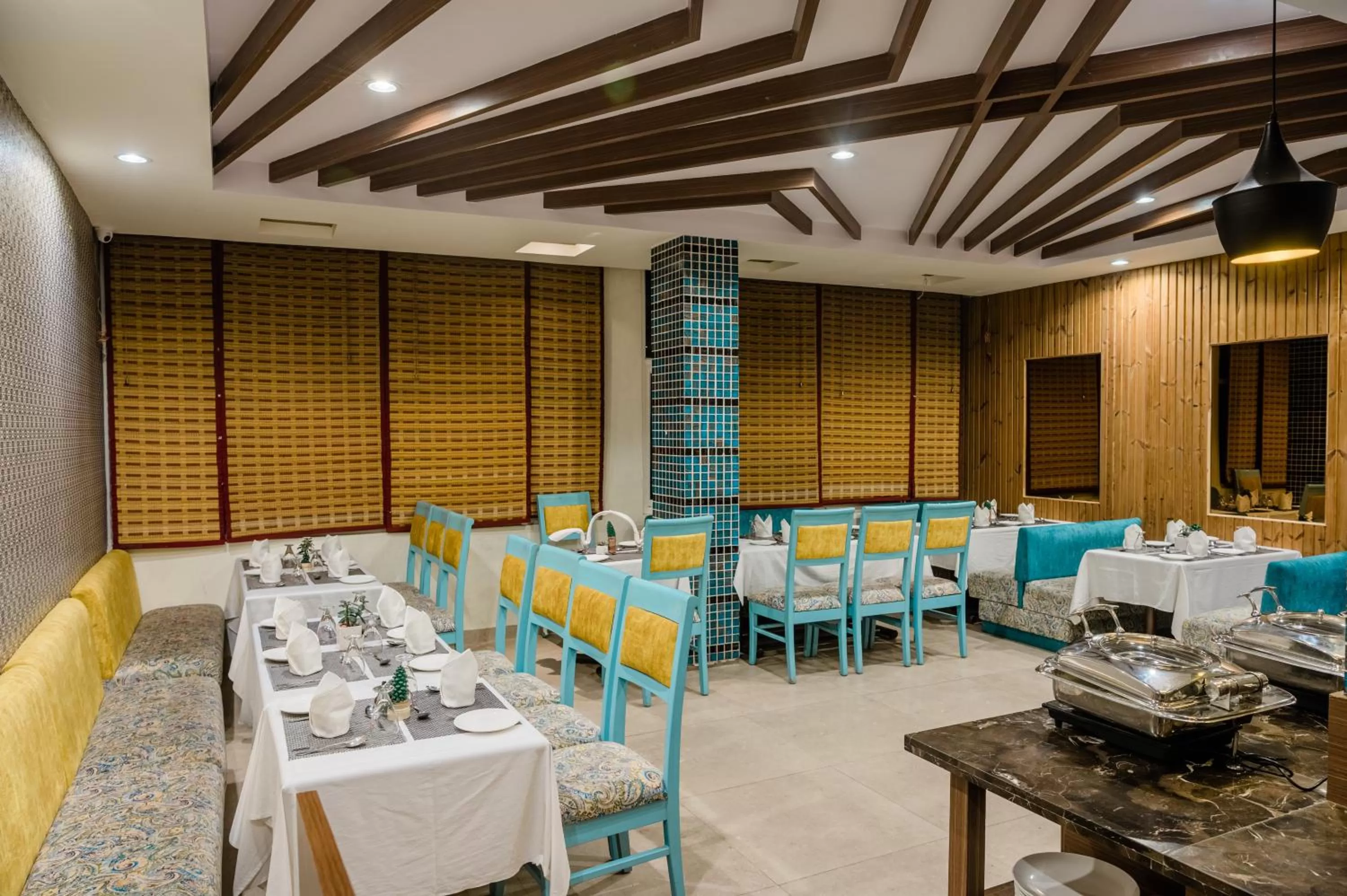 Restaurant/places to eat in Hotel Shiva Continental