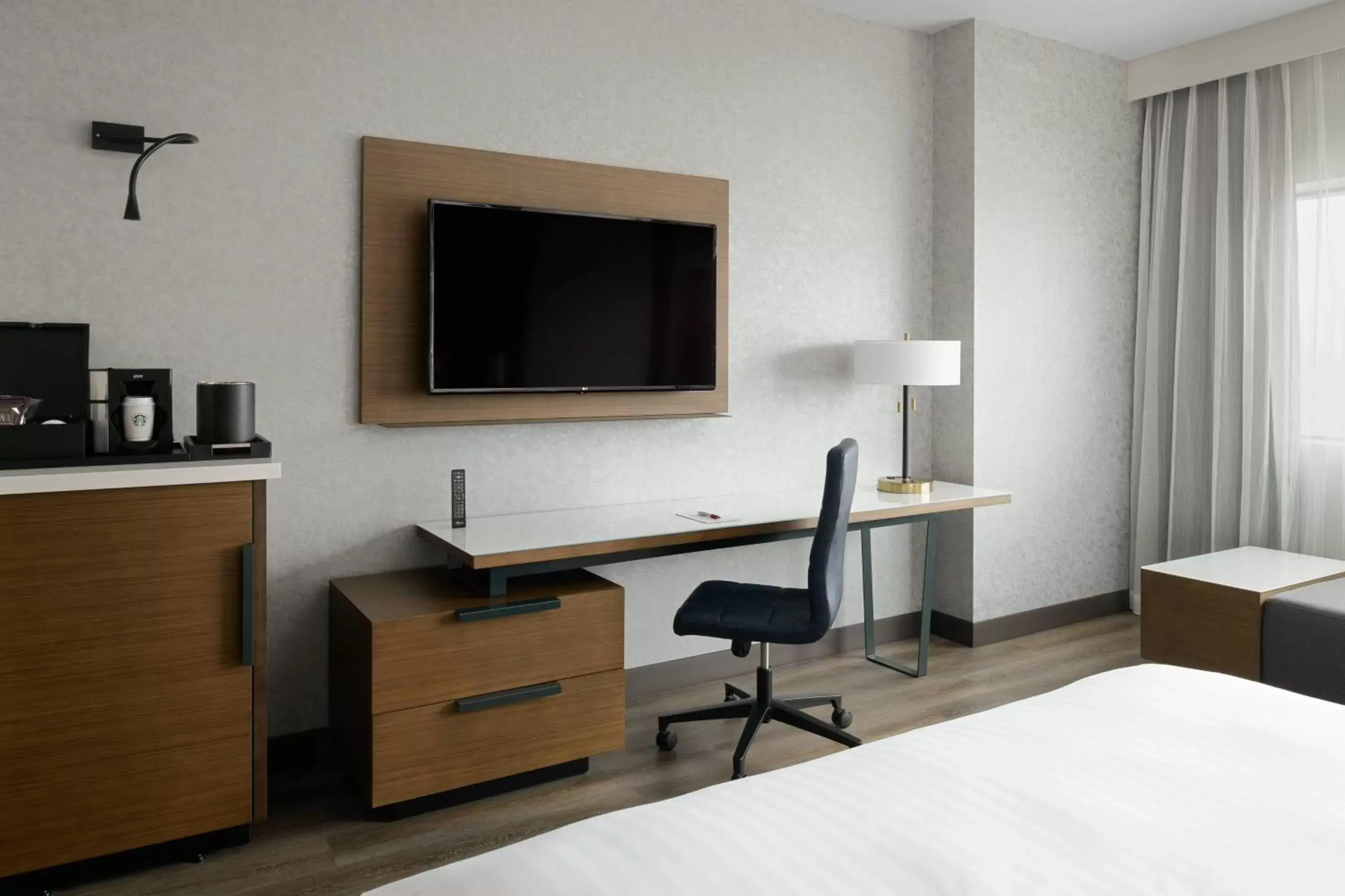 Lounge or bar, TV/Entertainment Center in Marriott Tacoma Downtown