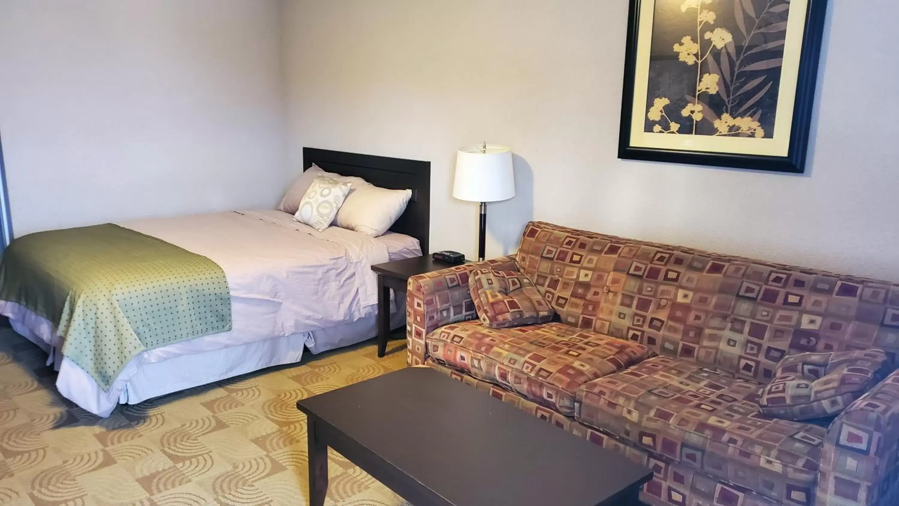 Bed in Shoreside Inn & Suites