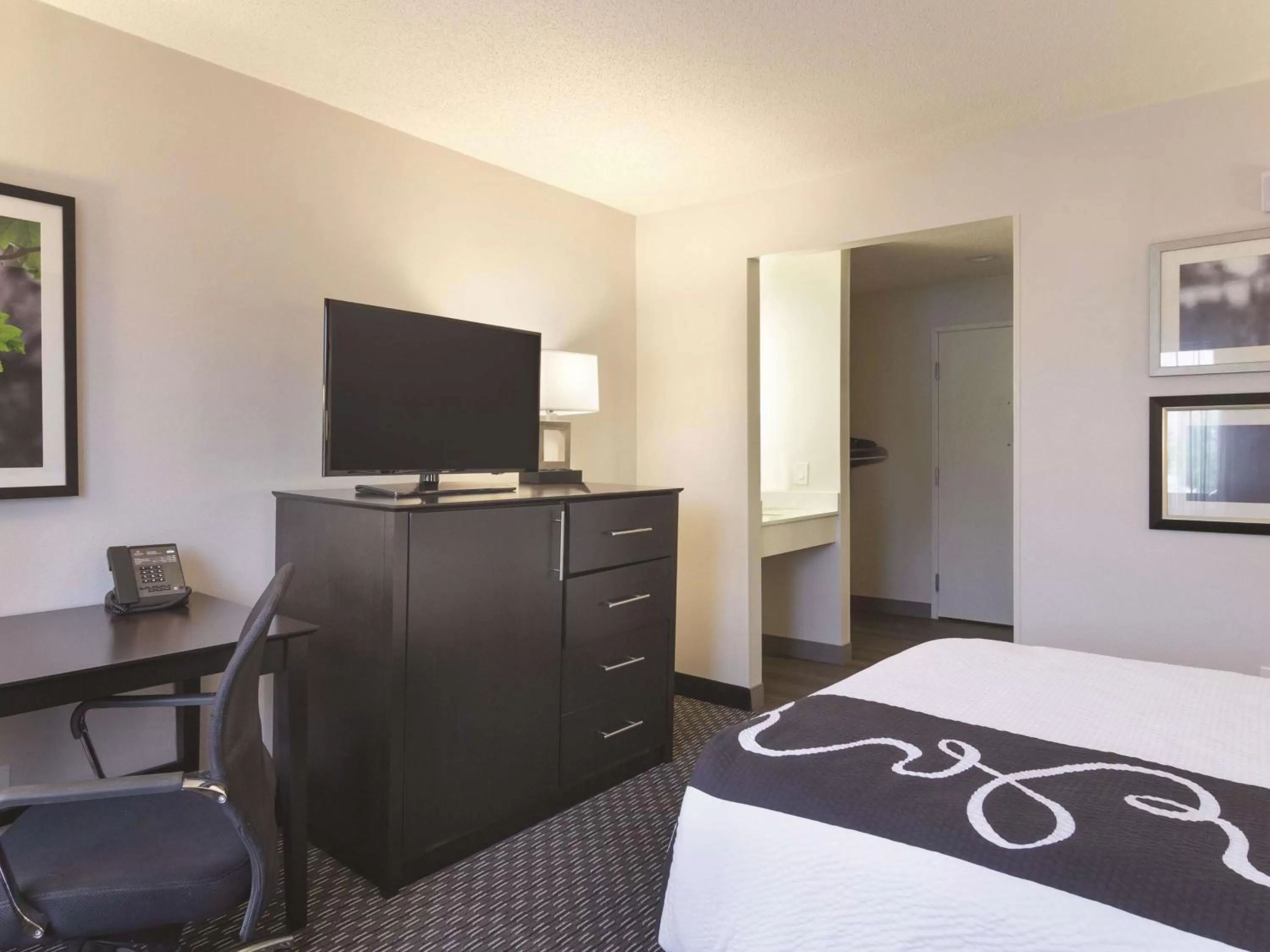 Photo of the whole room, Bed in La Quinta by Wyndham Cleveland - Airport North