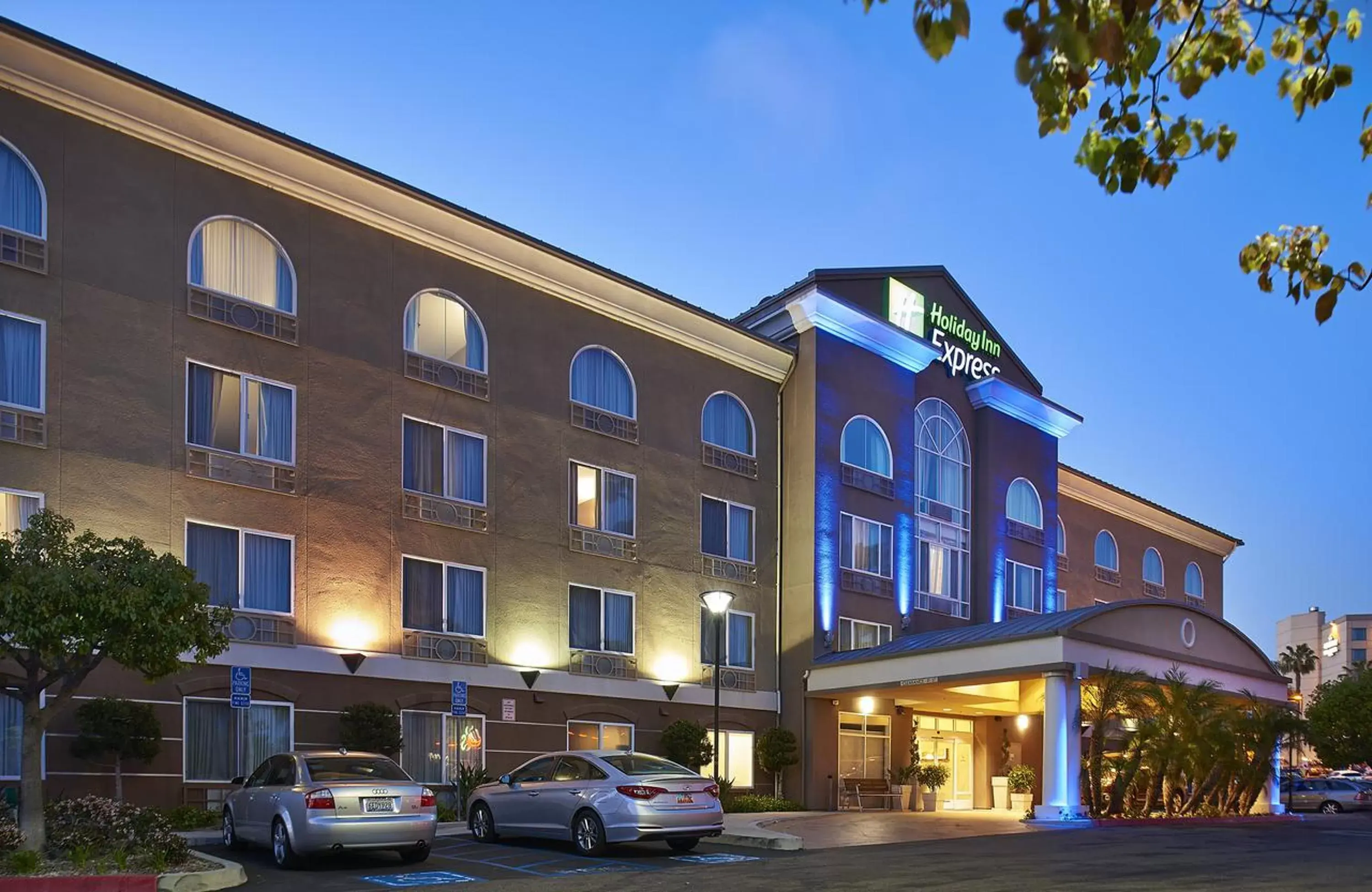 Property Building in Holiday Inn Express San Diego - Sorrento Valley, an IHG Hotel