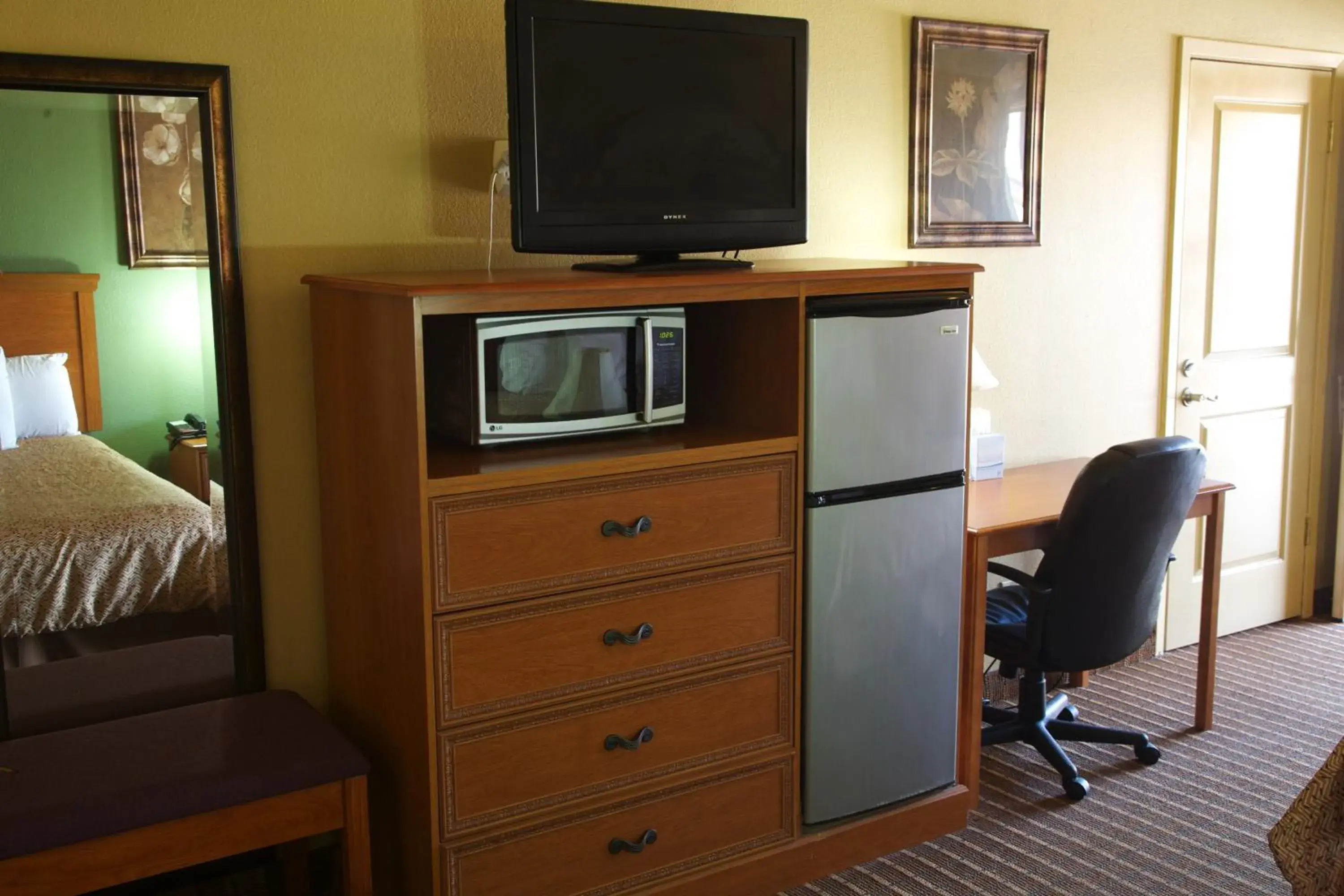 TV and multimedia, TV/Entertainment Center in Coach Light Inn