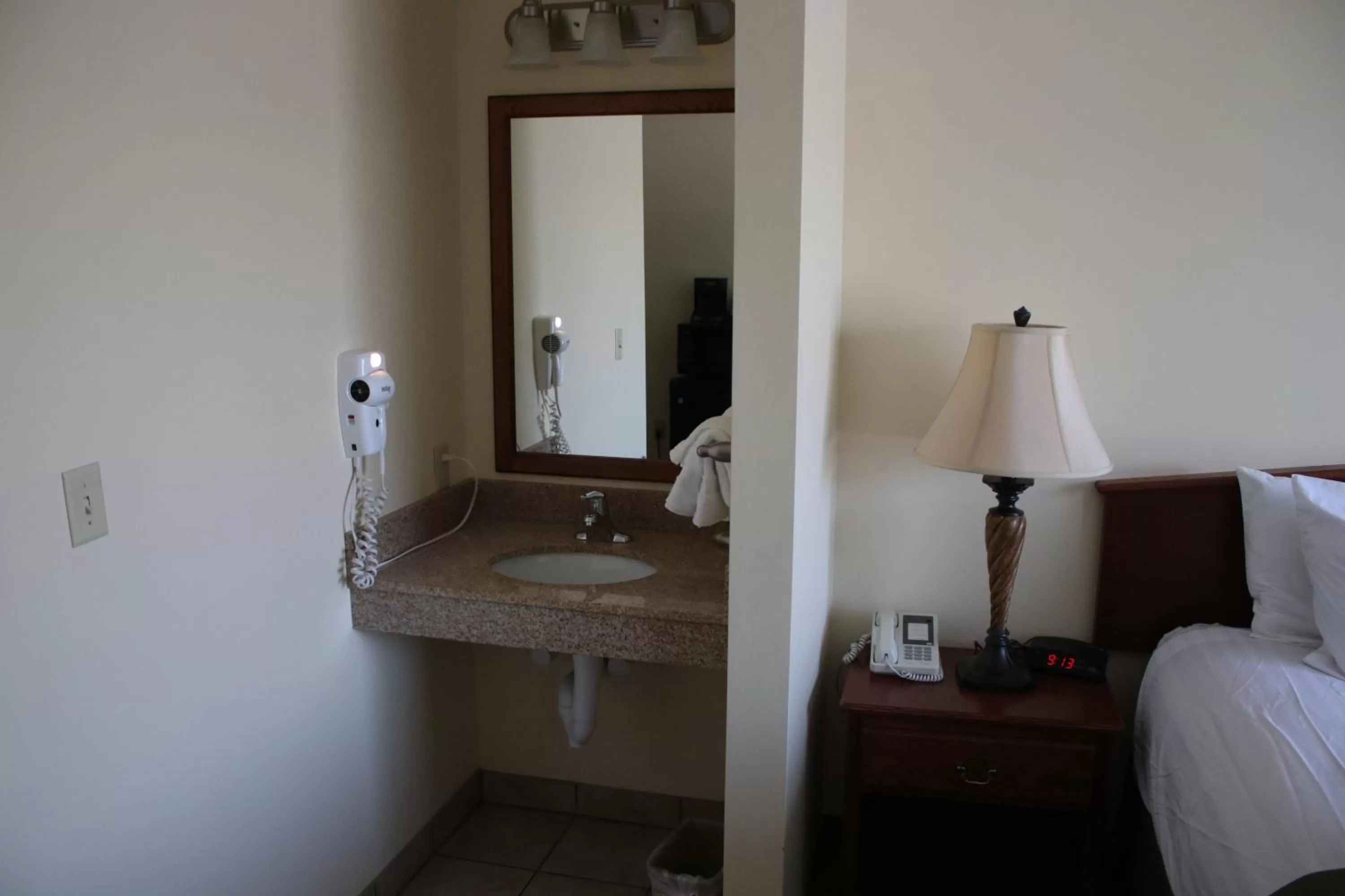 Bathroom, Bed in The Edgewood Hotel and Suites