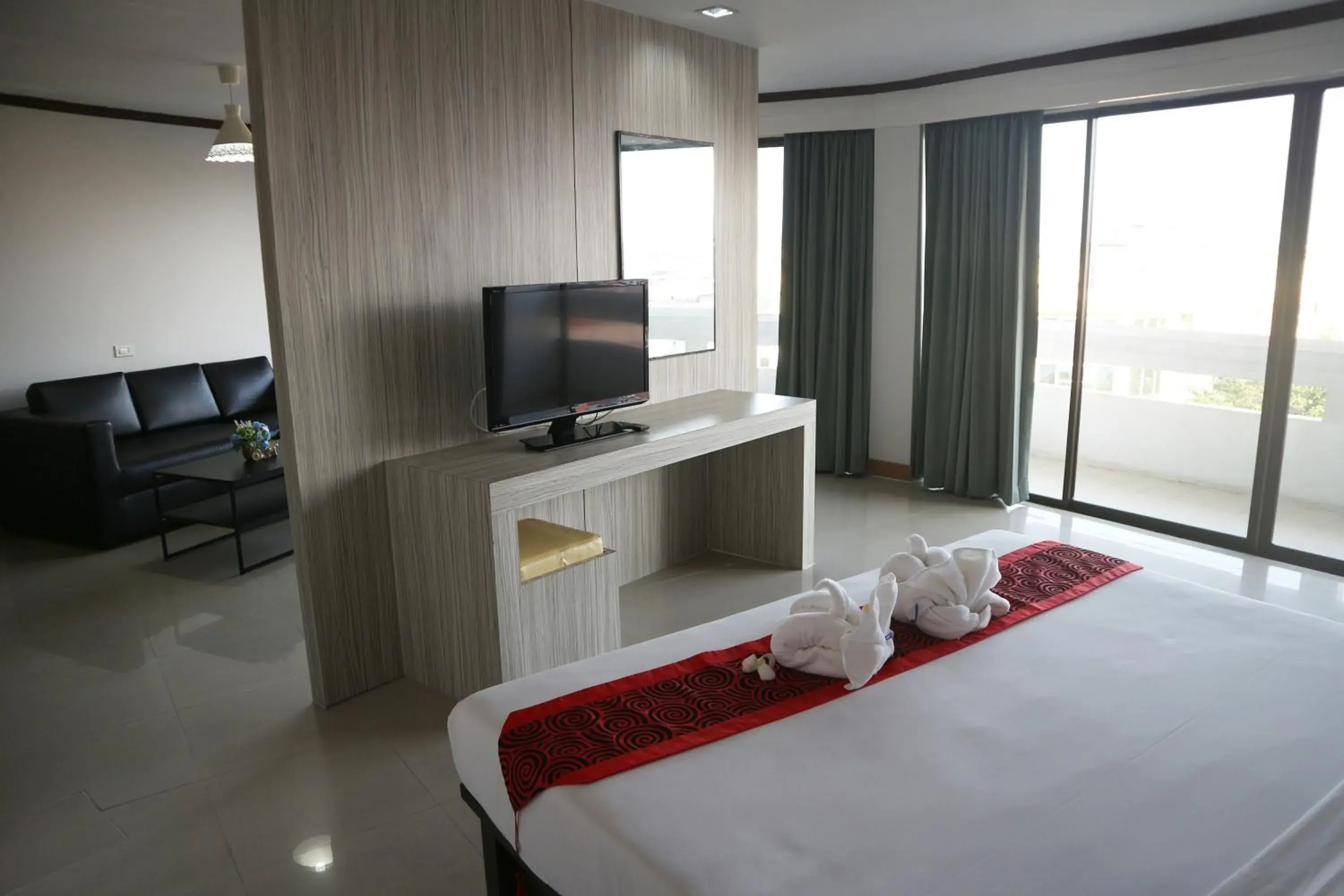 Bedroom, TV/Entertainment Center in Welcome Plaza Hotel Pattaya
