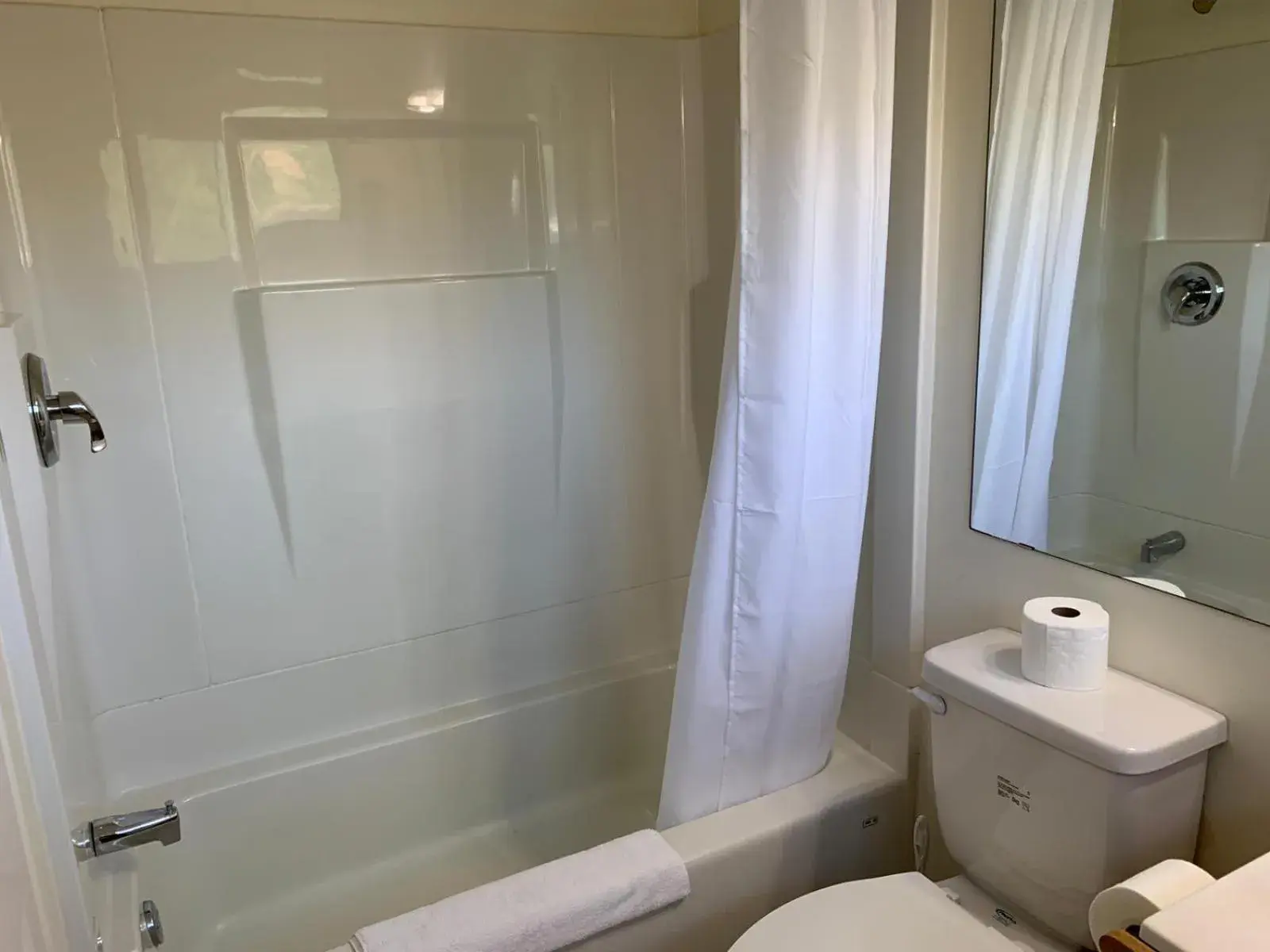 Hot Tub, Bathroom in Algonquin Lakeside Inn