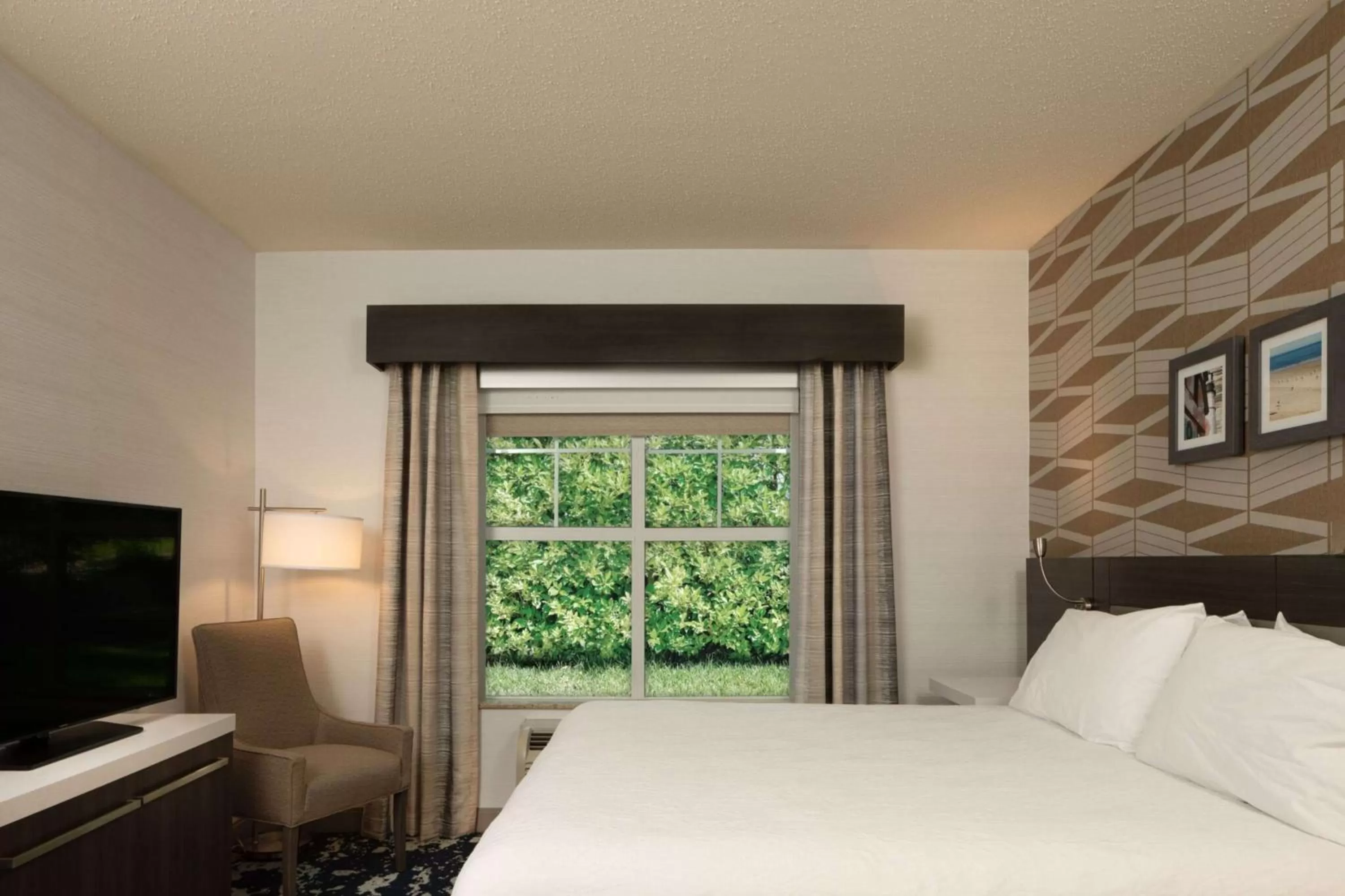 Bedroom, Bed in Hilton Garden Inn Freeport Downtown