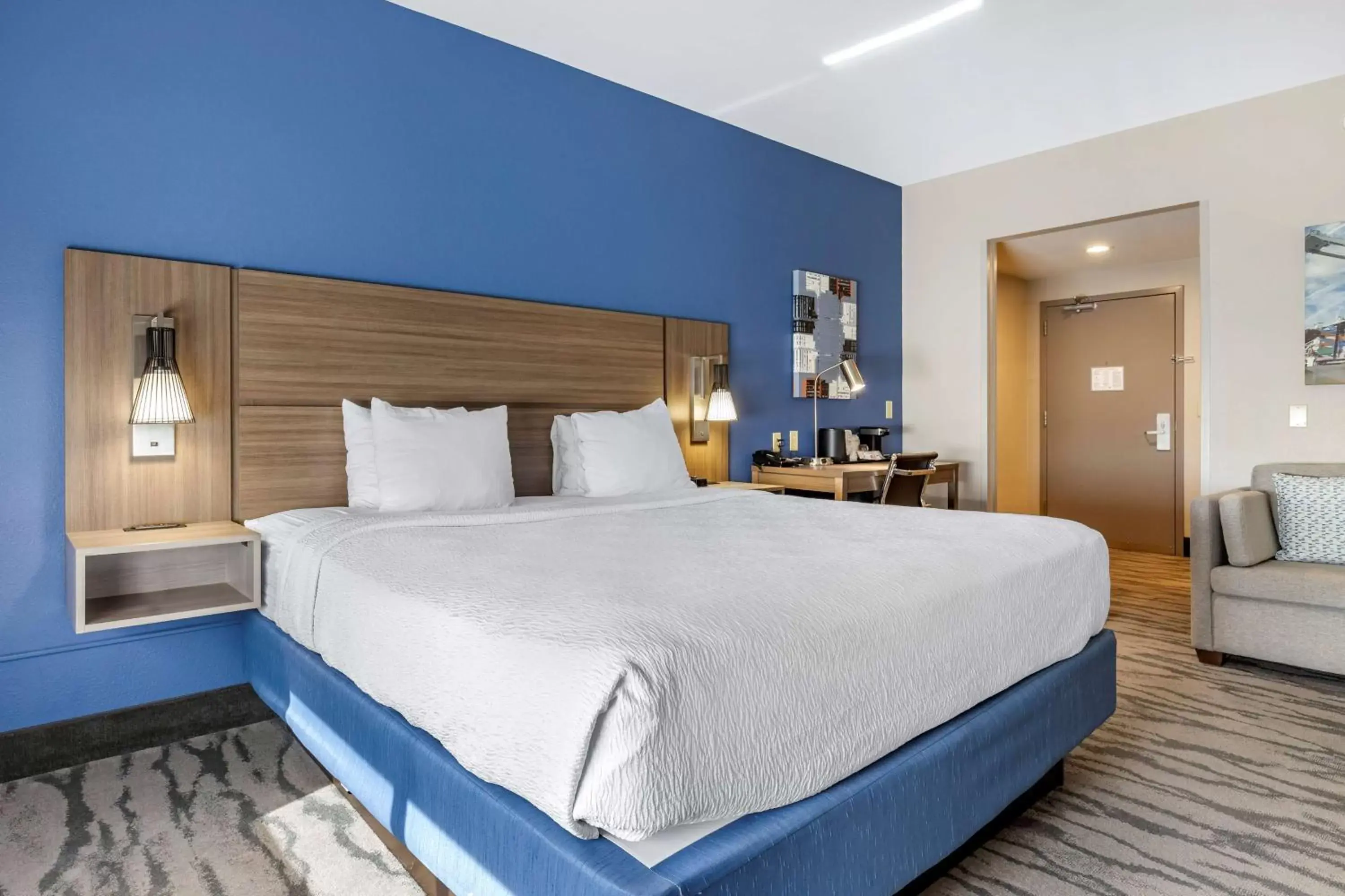 Bedroom, Bed in Best Western Plus Castlerock Inn & Suites