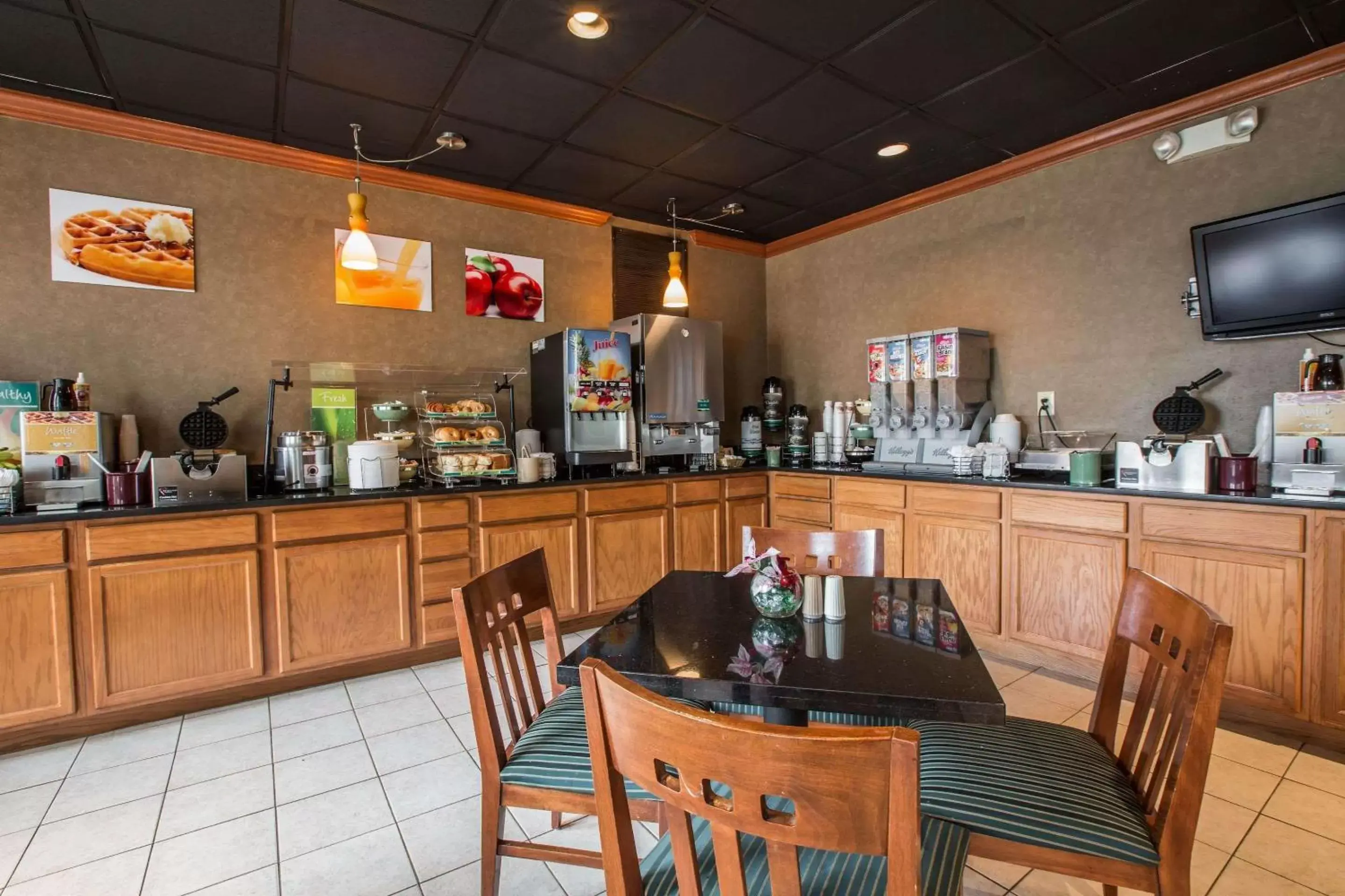 Restaurant/places to eat in Quality Inn & Suites Hanes Mall Restaurant/places to eat in Quality Inn & Suites Hanes Mall