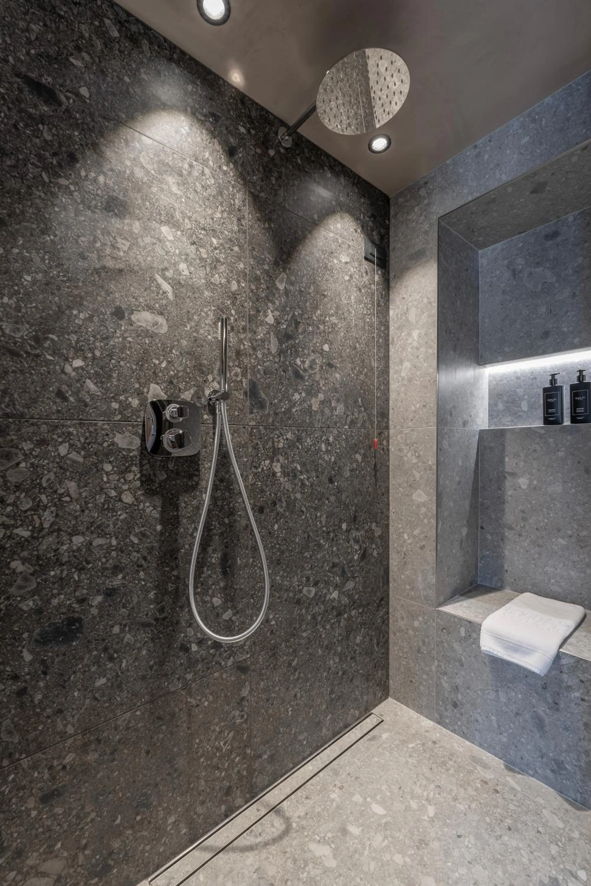 Shower in Bivio Hotel Plaza