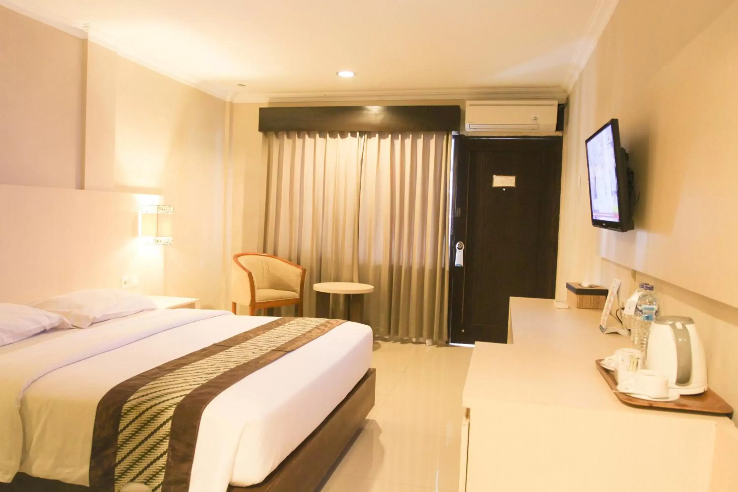Bedroom, TV/Entertainment Center in Cakra Kusuma Hotel