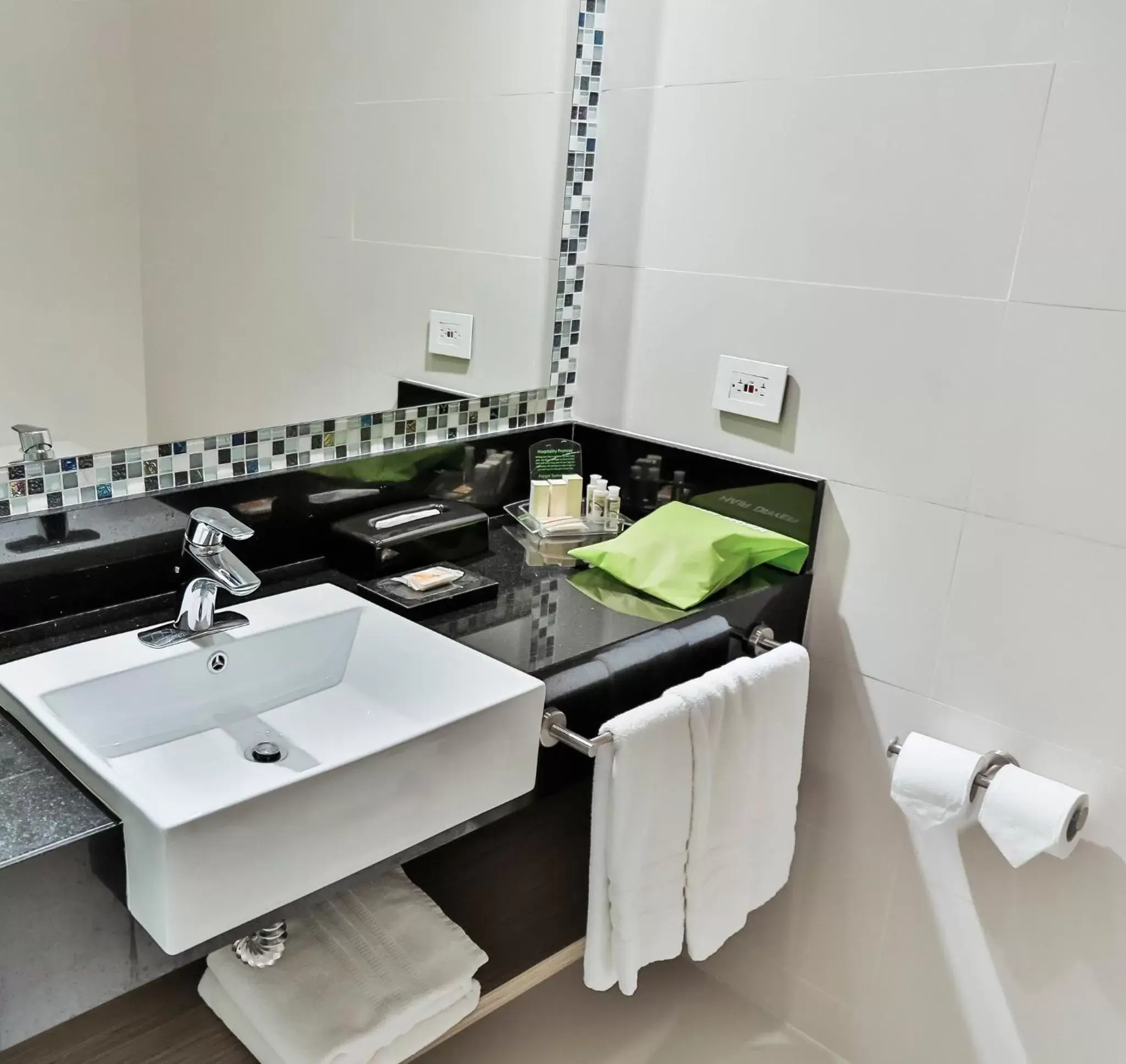 Photo of the whole room, Bathroom in Holiday Inn Bucaramanga Cacique, an IHG Hotel