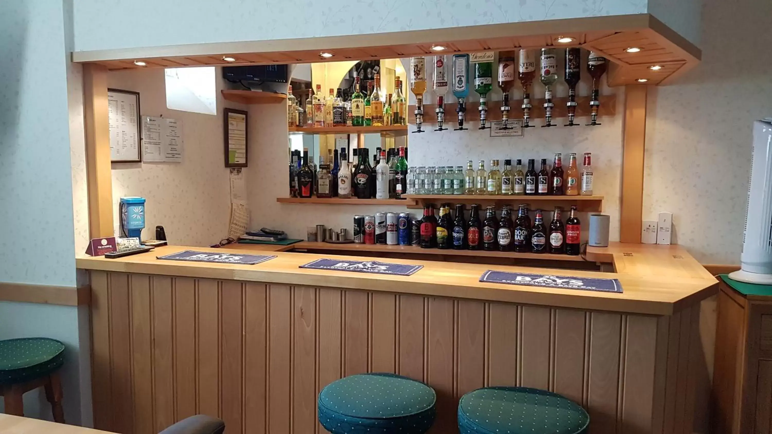 Lounge or bar, Lounge/Bar in Paignton Court