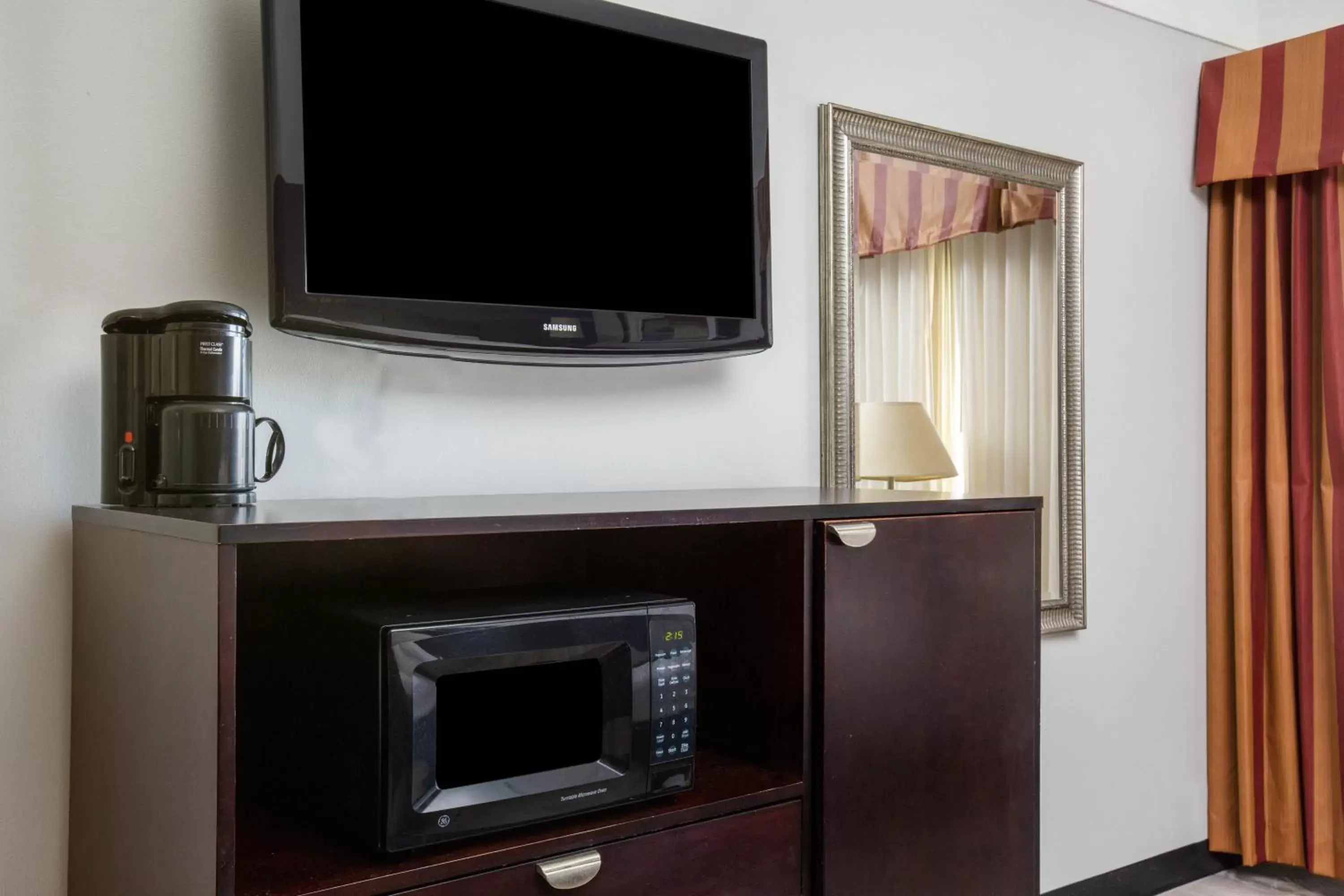 Communal lounge/ TV room, TV/Entertainment Center in La Quinta Inn Suites by Wyndham Raymondville Harlingen