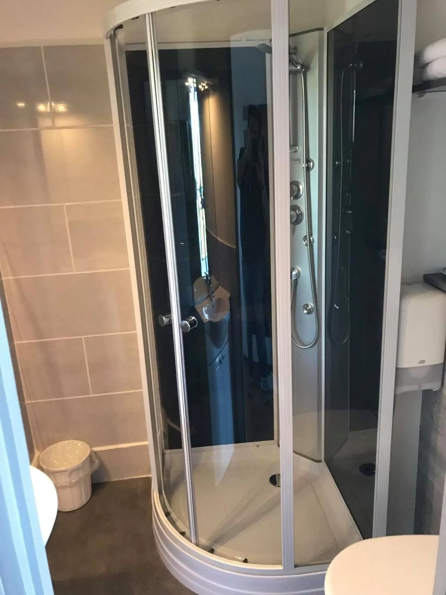 Shower in Hôtel Restaurant le Privilège - authentic by balladins