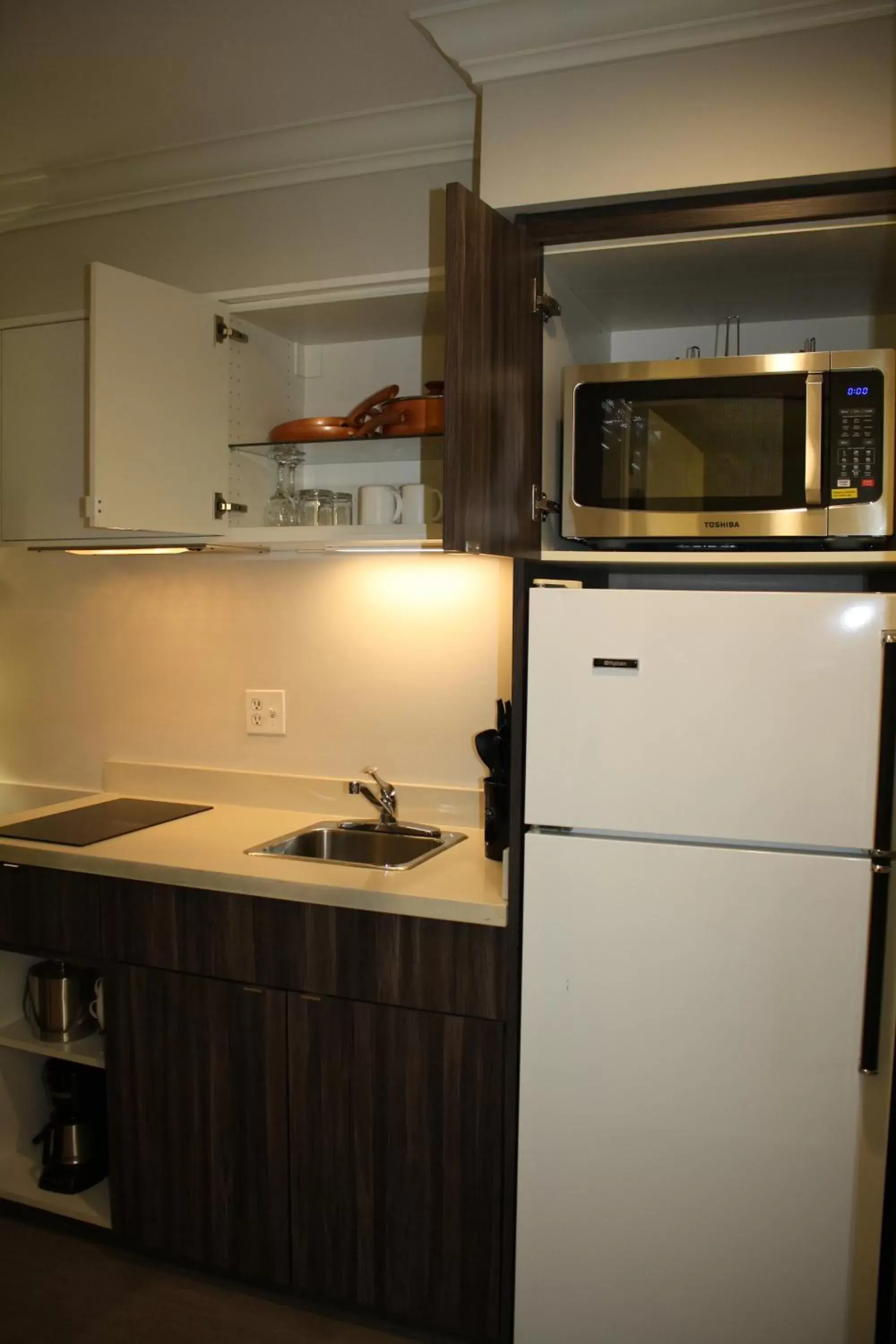Kitchen or kitchenette, Kitchen/Kitchenette in Executive Suites Hotel & Conference Center, Metro Vancouver