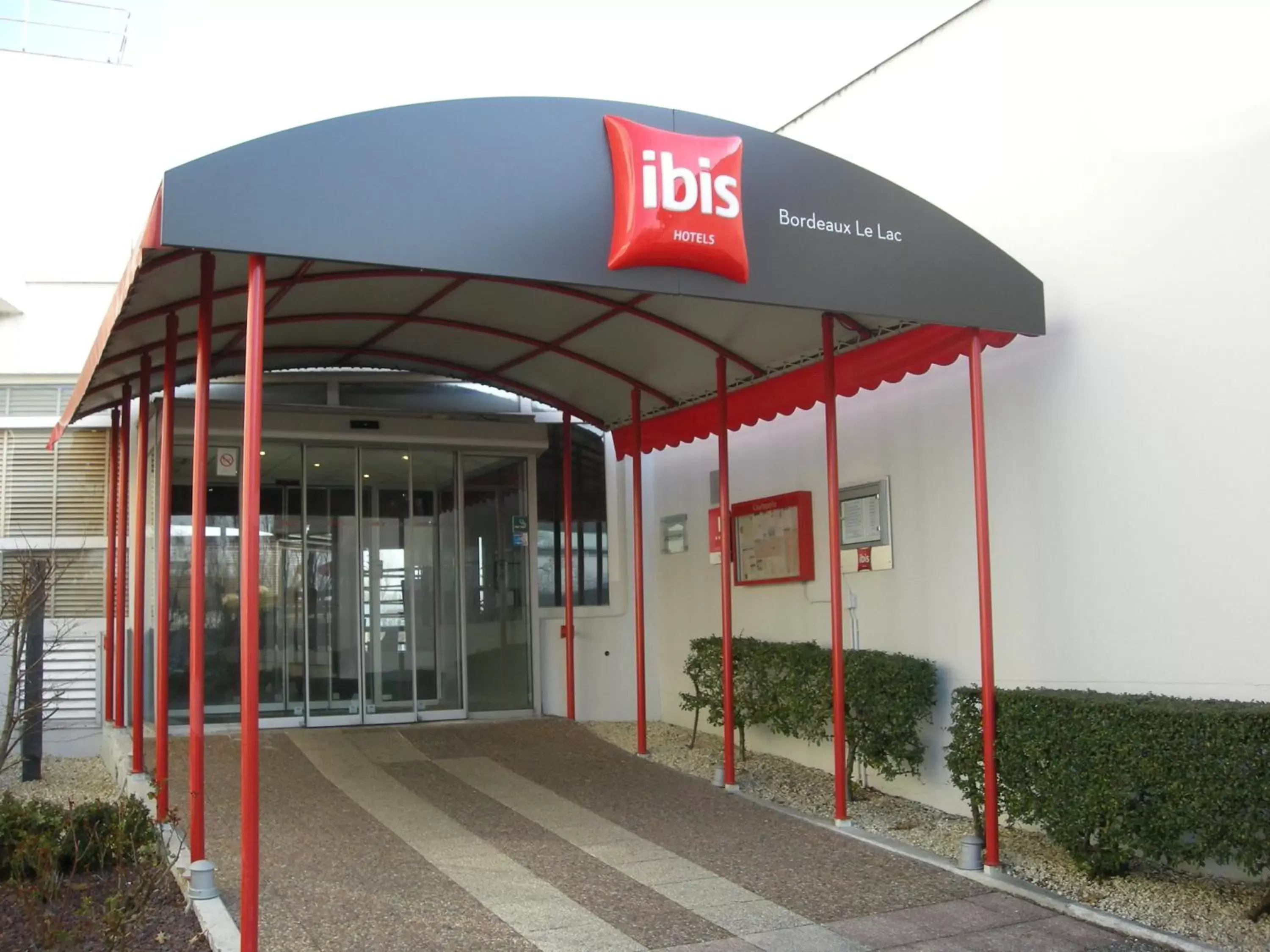 Facade/entrance in ibis Bordeaux Lac