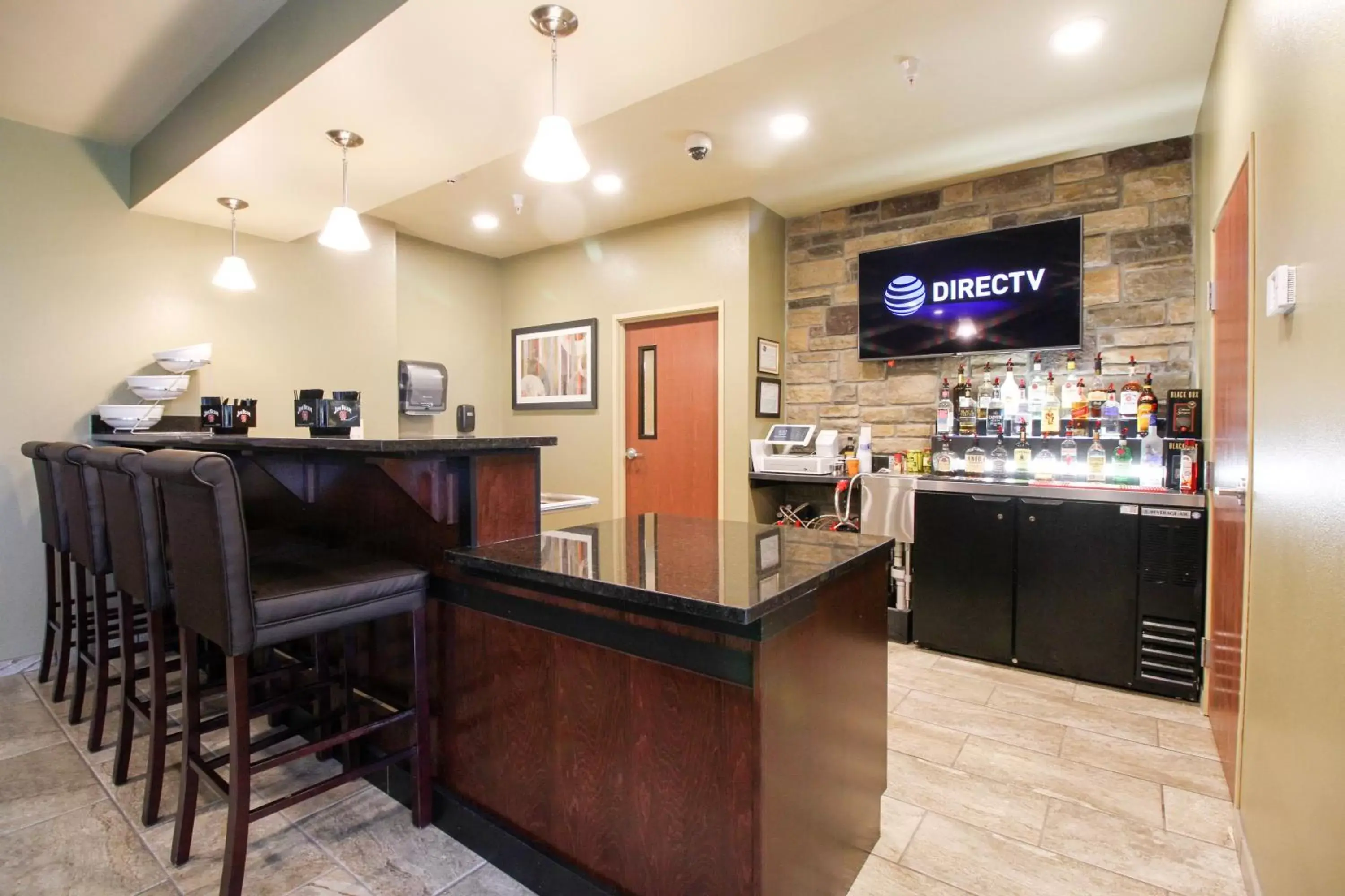 TV and multimedia in Cobblestone Hotel & Suites - Devils Lake