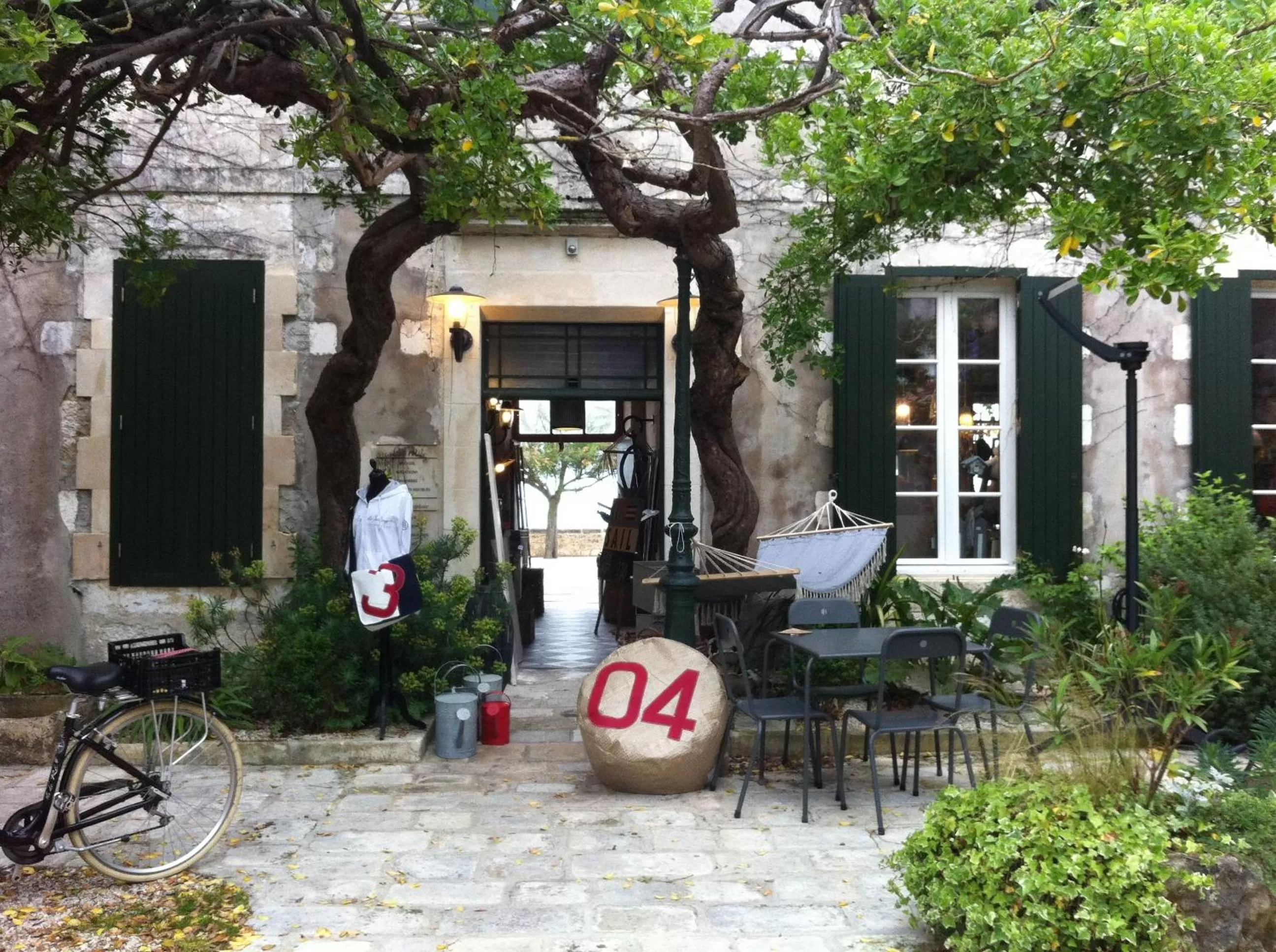 Patio in Le Mole (Appartements et Chambres)