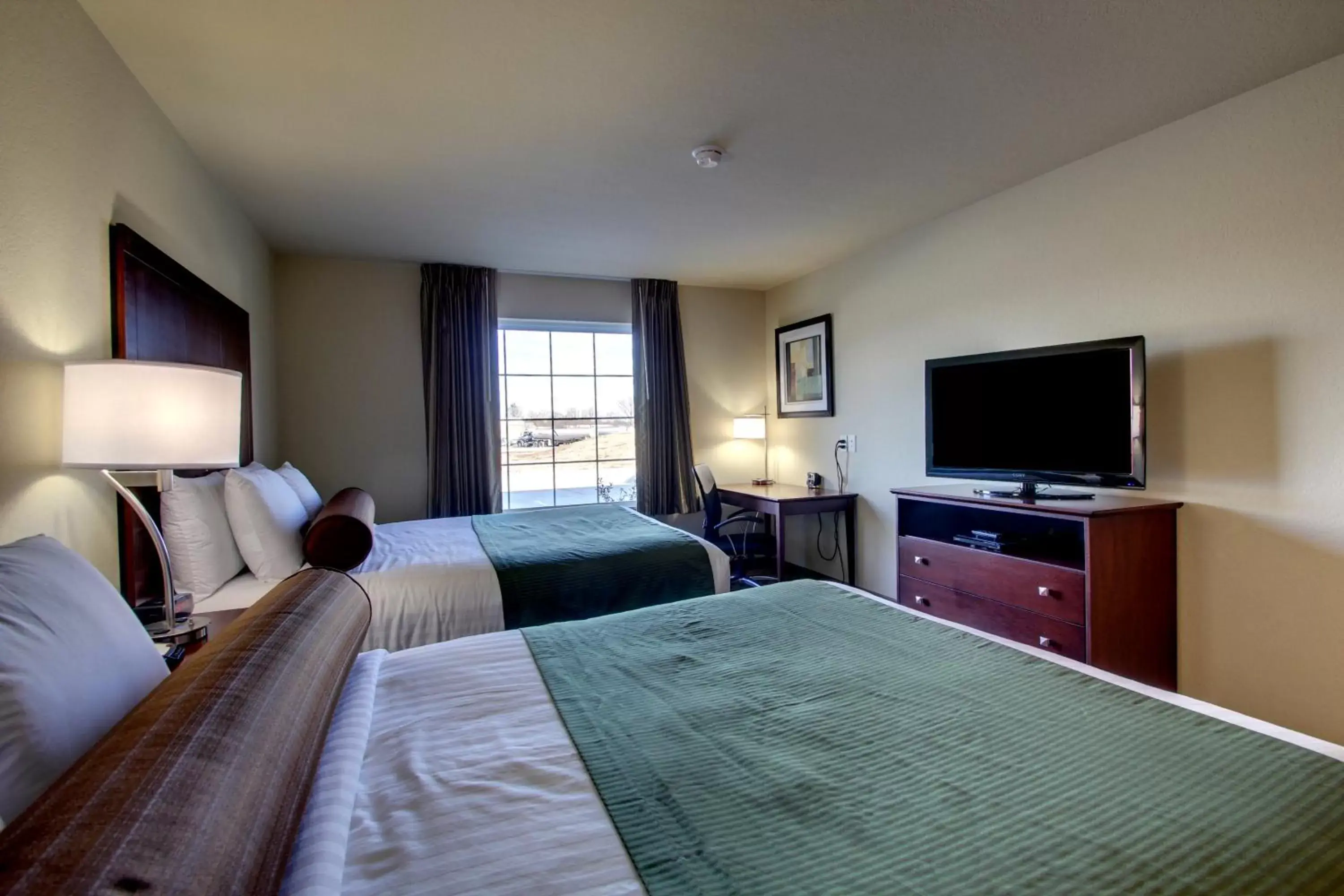 Bed, TV/Entertainment Center in Cobblestone Inn & Suites - Rugby
