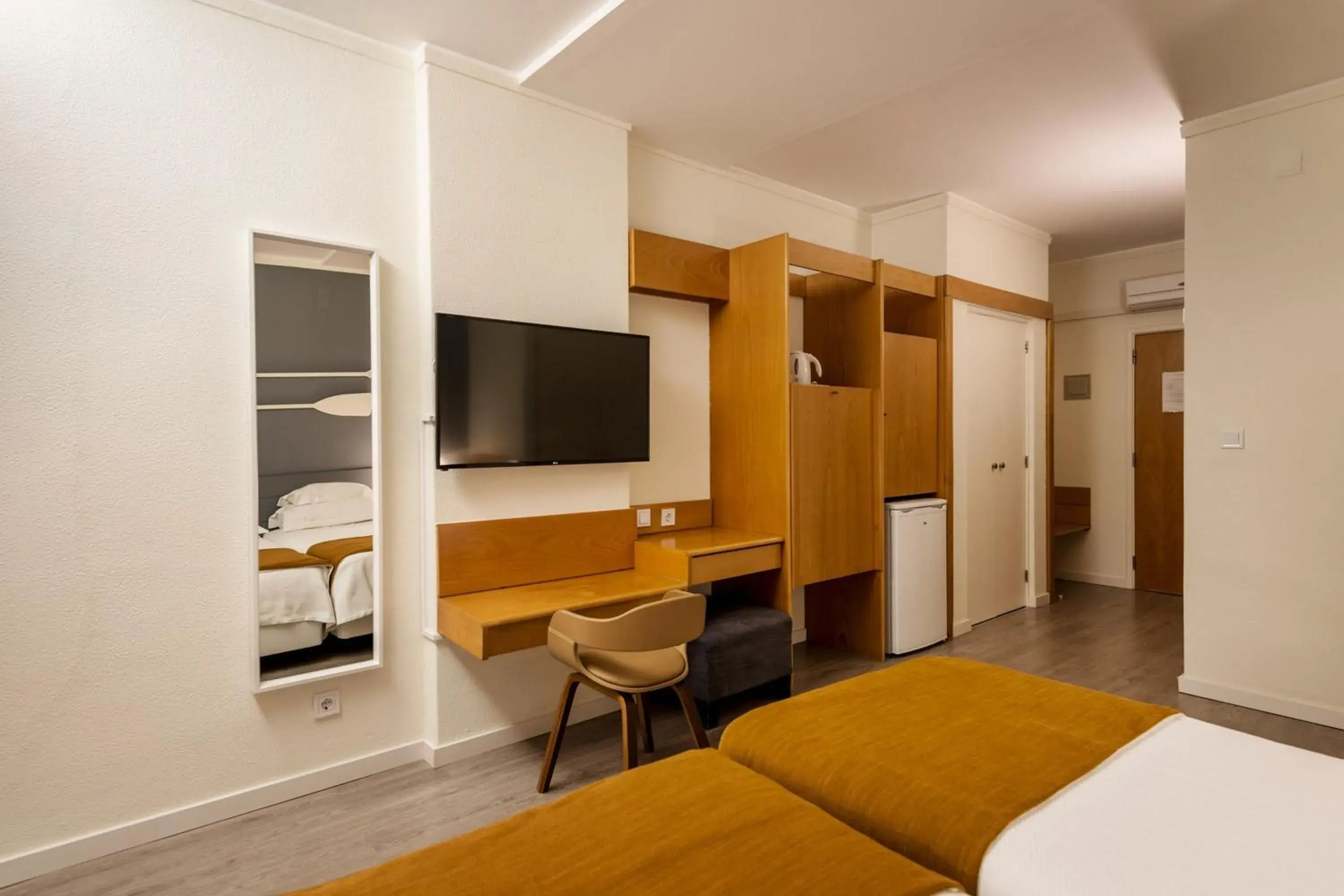 Bedroom, TV/Entertainment Center in Hotel Apartamento Sinerama
