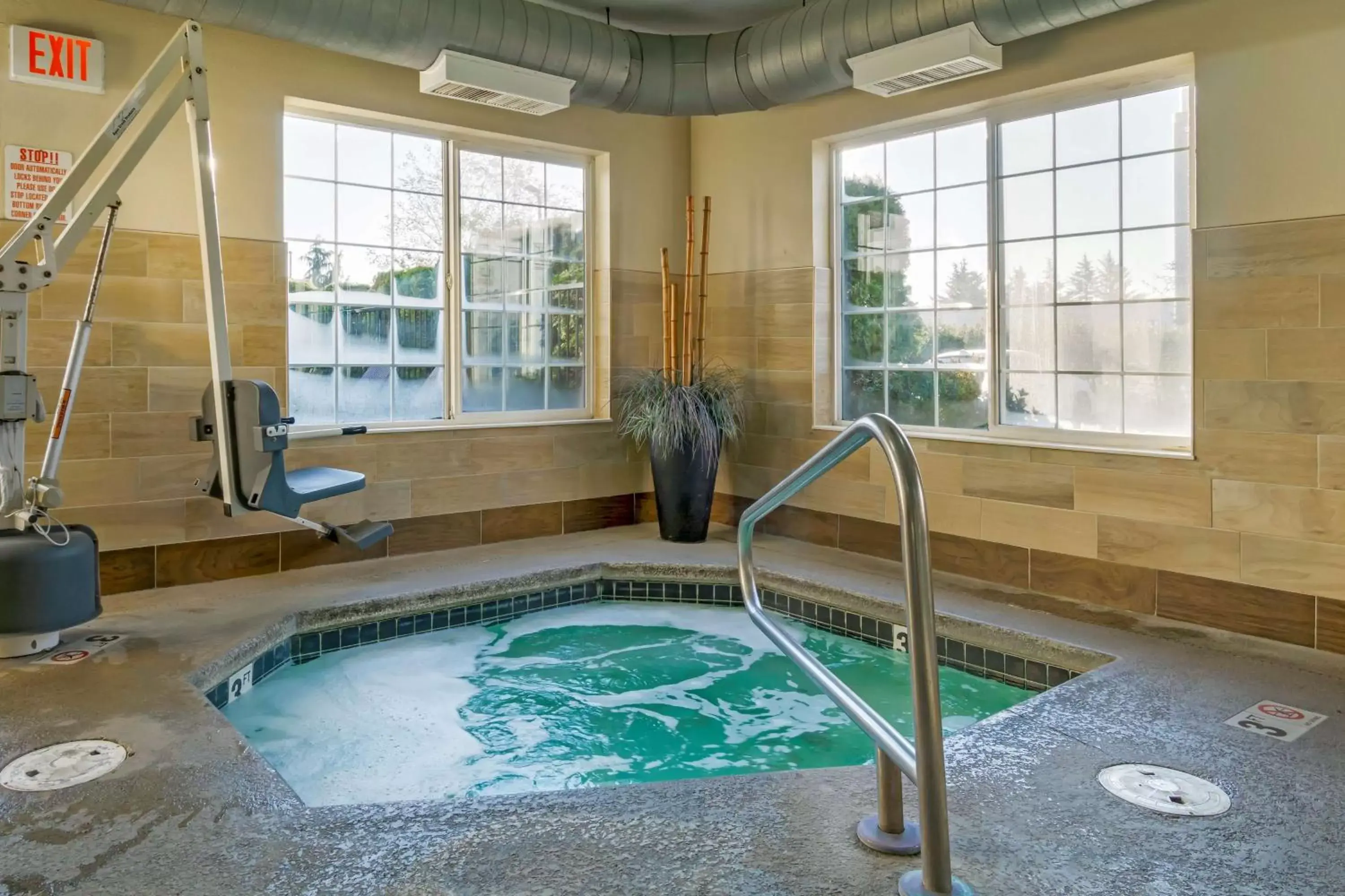 Pool view, Swimming Pool in Best Western PLUS Mountain View Auburn Inn