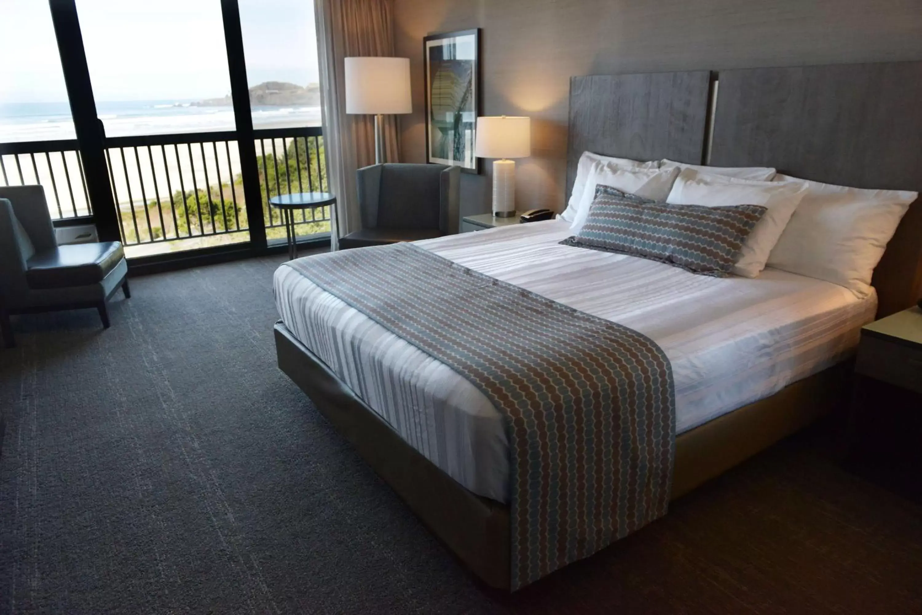 Bedroom, Bed in Best Western Plus Agate Beach Inn