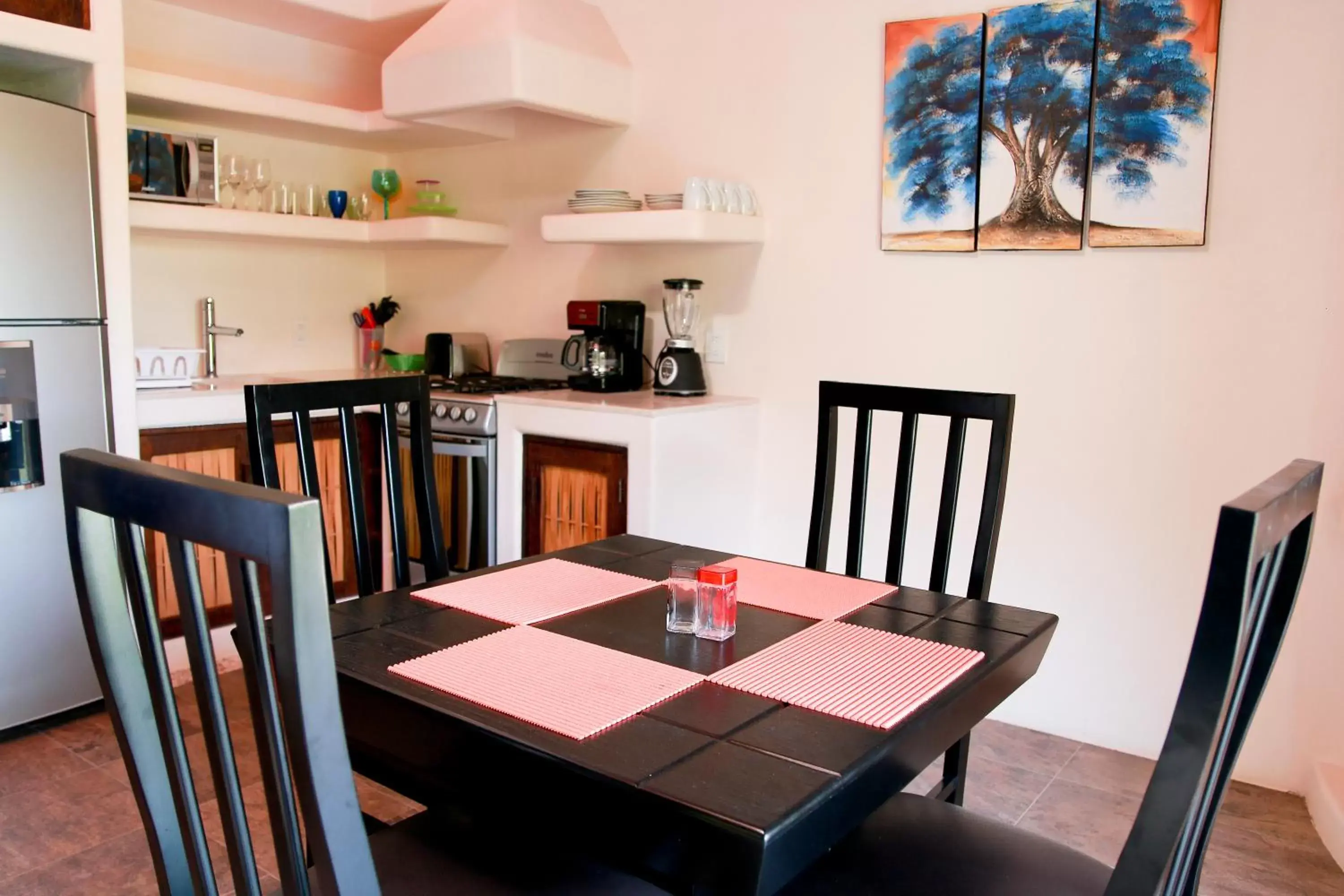 Kitchen or kitchenette, Dining Area in Ceiba Studios