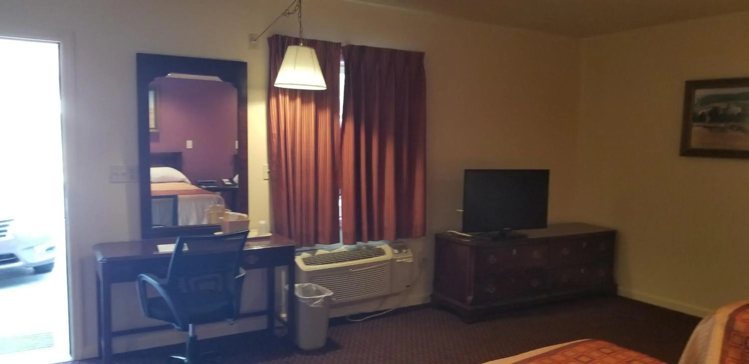 Living room, TV/Entertainment Center in Classic Inn Lancaster