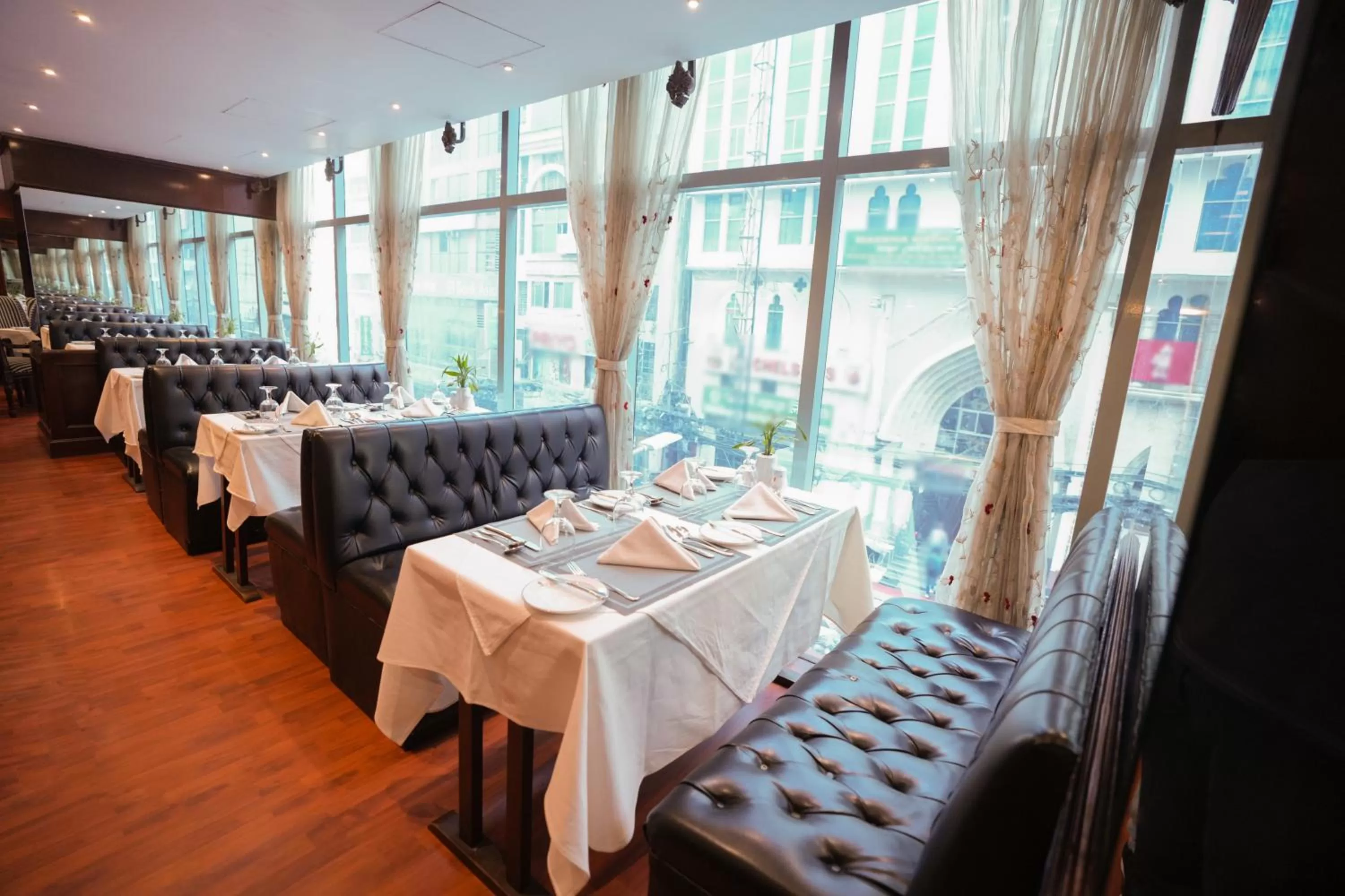 Restaurant/places to eat in Hotel Sarina