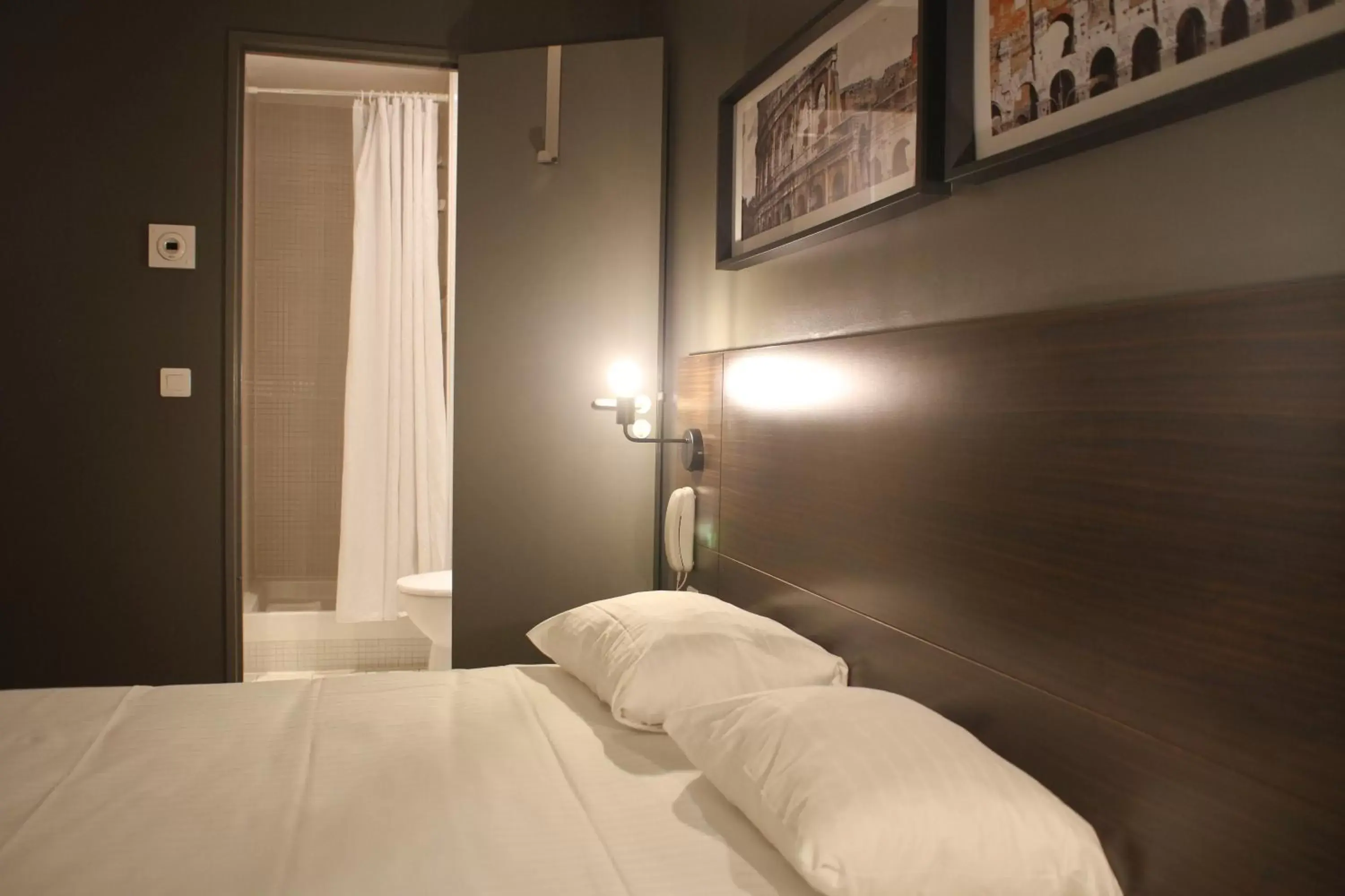 Photo of the whole room, Bed in Orly Superior Hotel