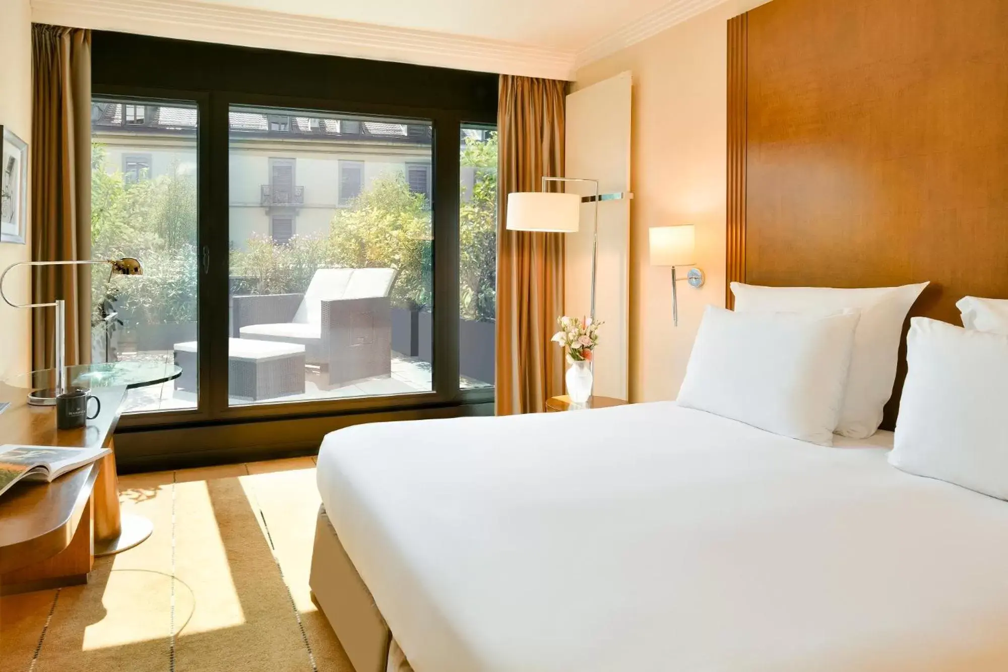 Photo of the whole room, Bed in Warwick Geneva Photo of the whole room, Bed in Warwick Geneva