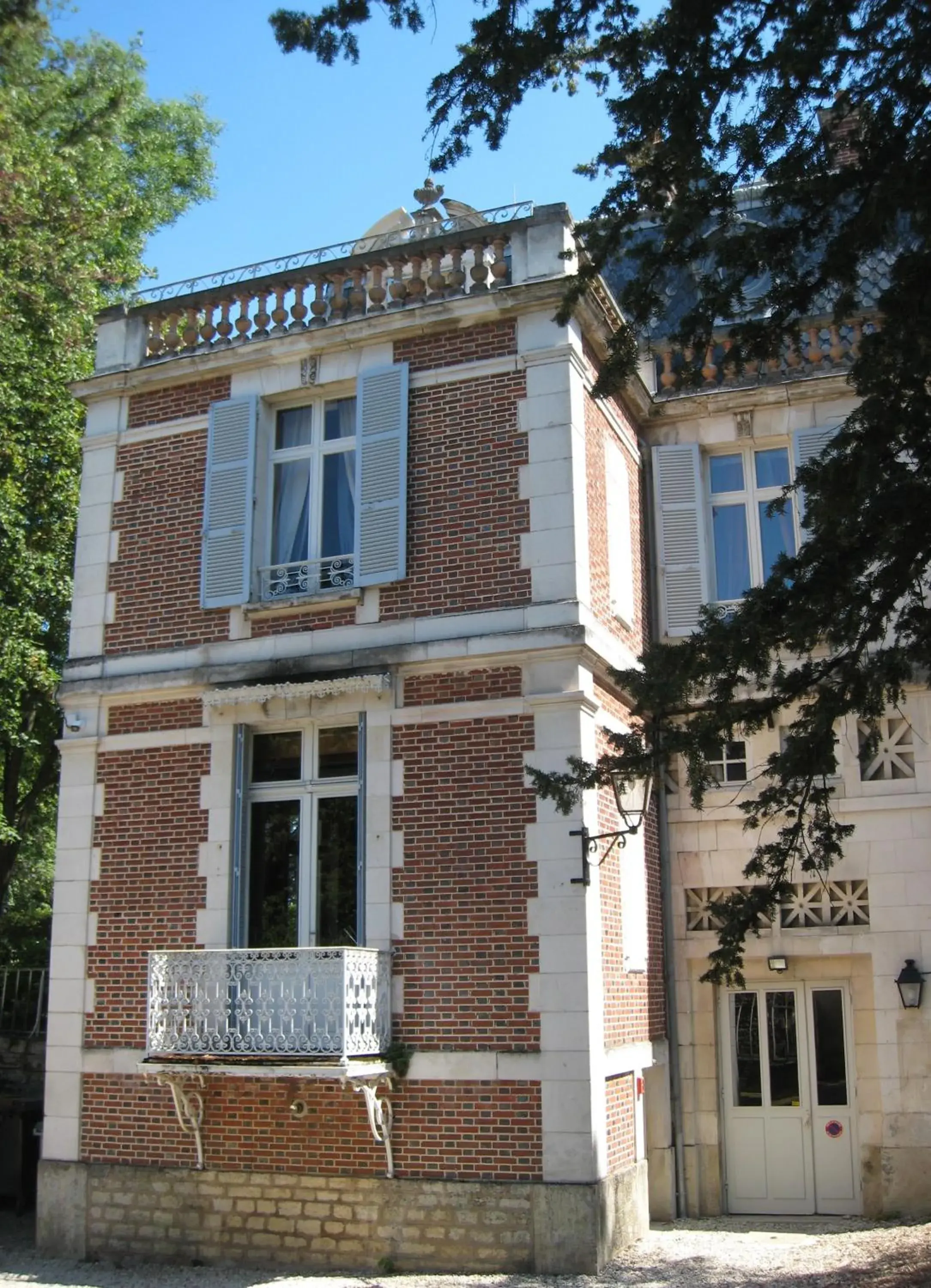 Property Building in Hôtel Les Maréchaux