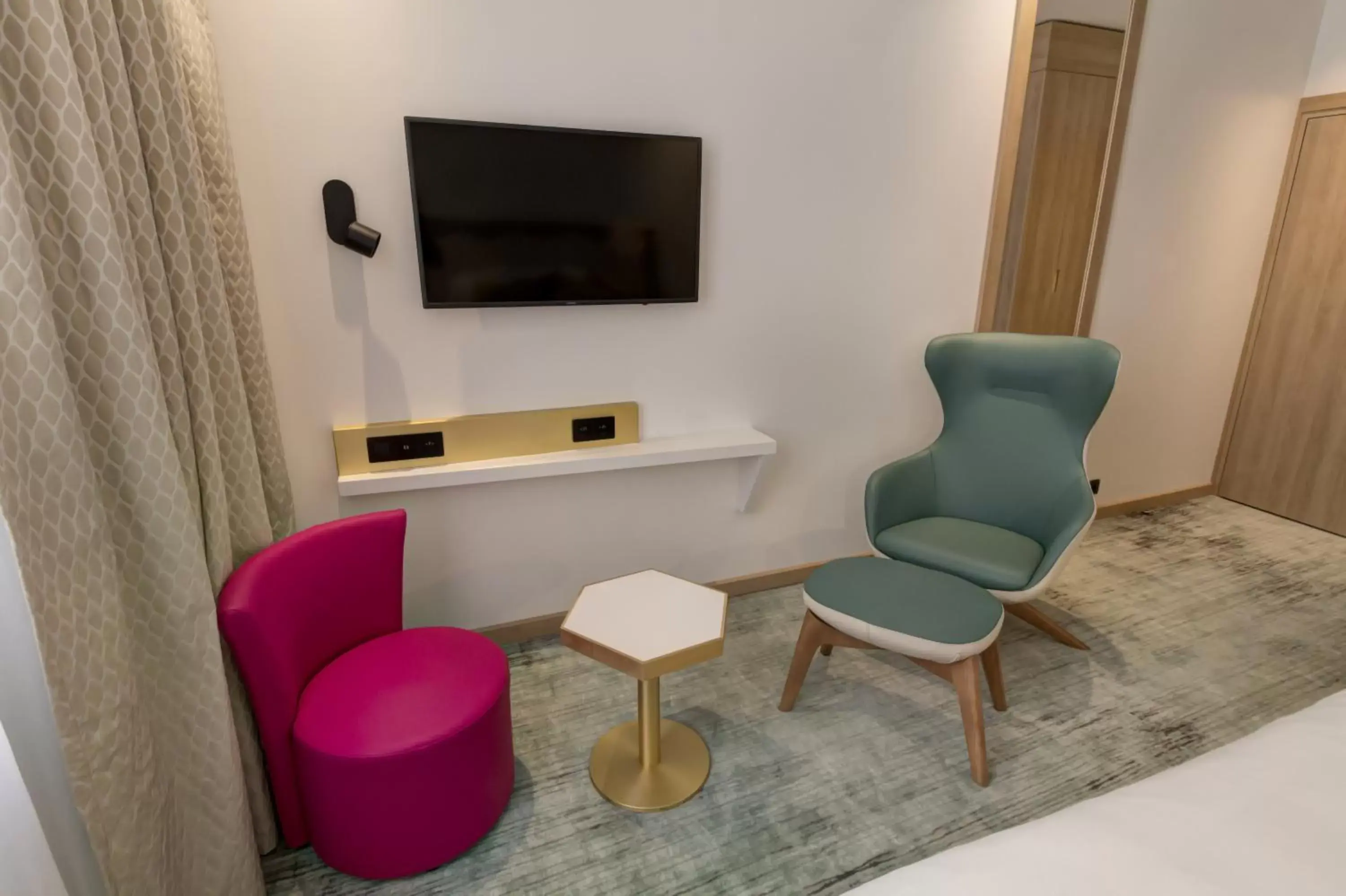 TV and multimedia, Seating Area in Best Western Plus Comedie Saint Roch