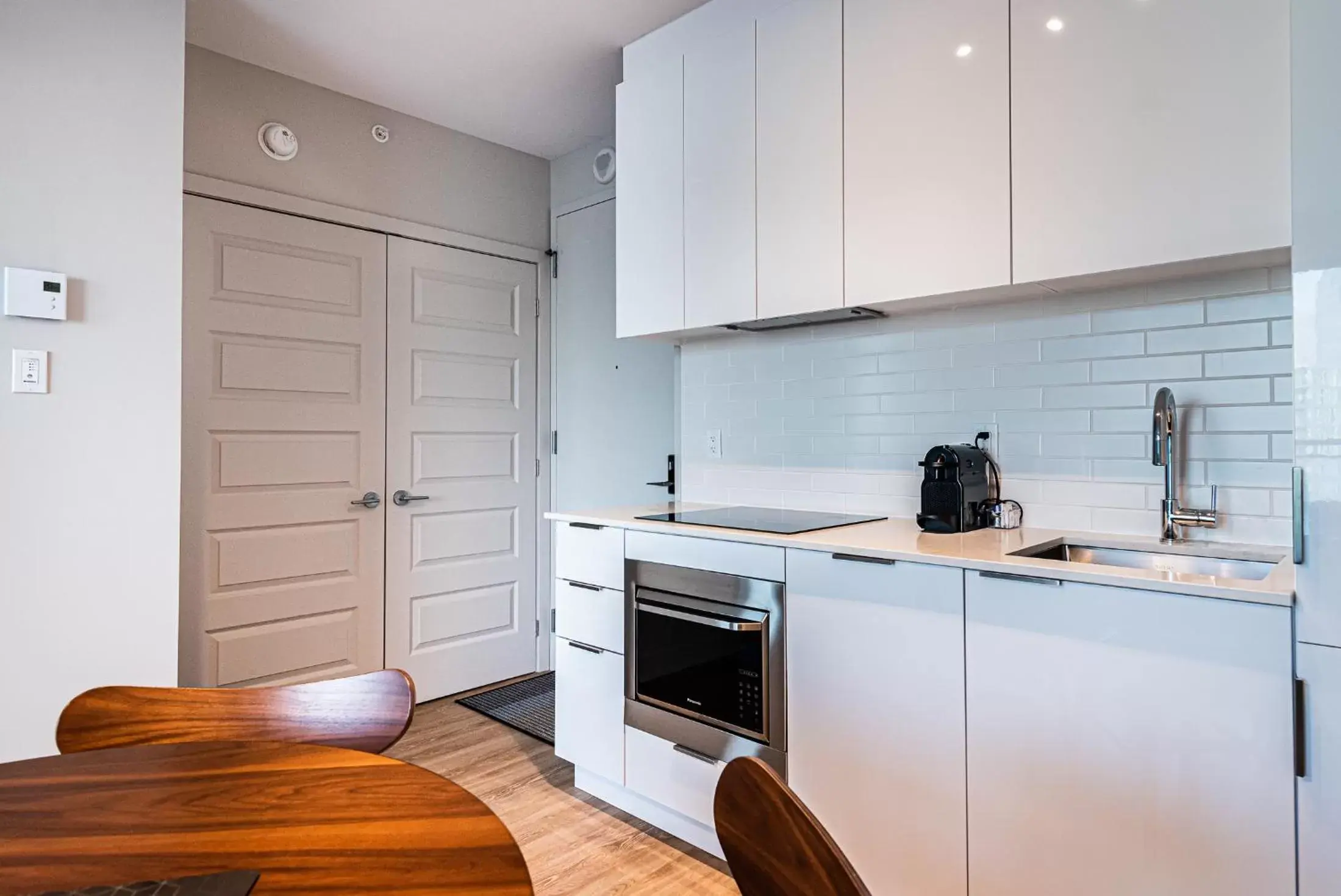 Kitchen or kitchenette, Kitchen/Kitchenette in WRFY Griffintown Apartment