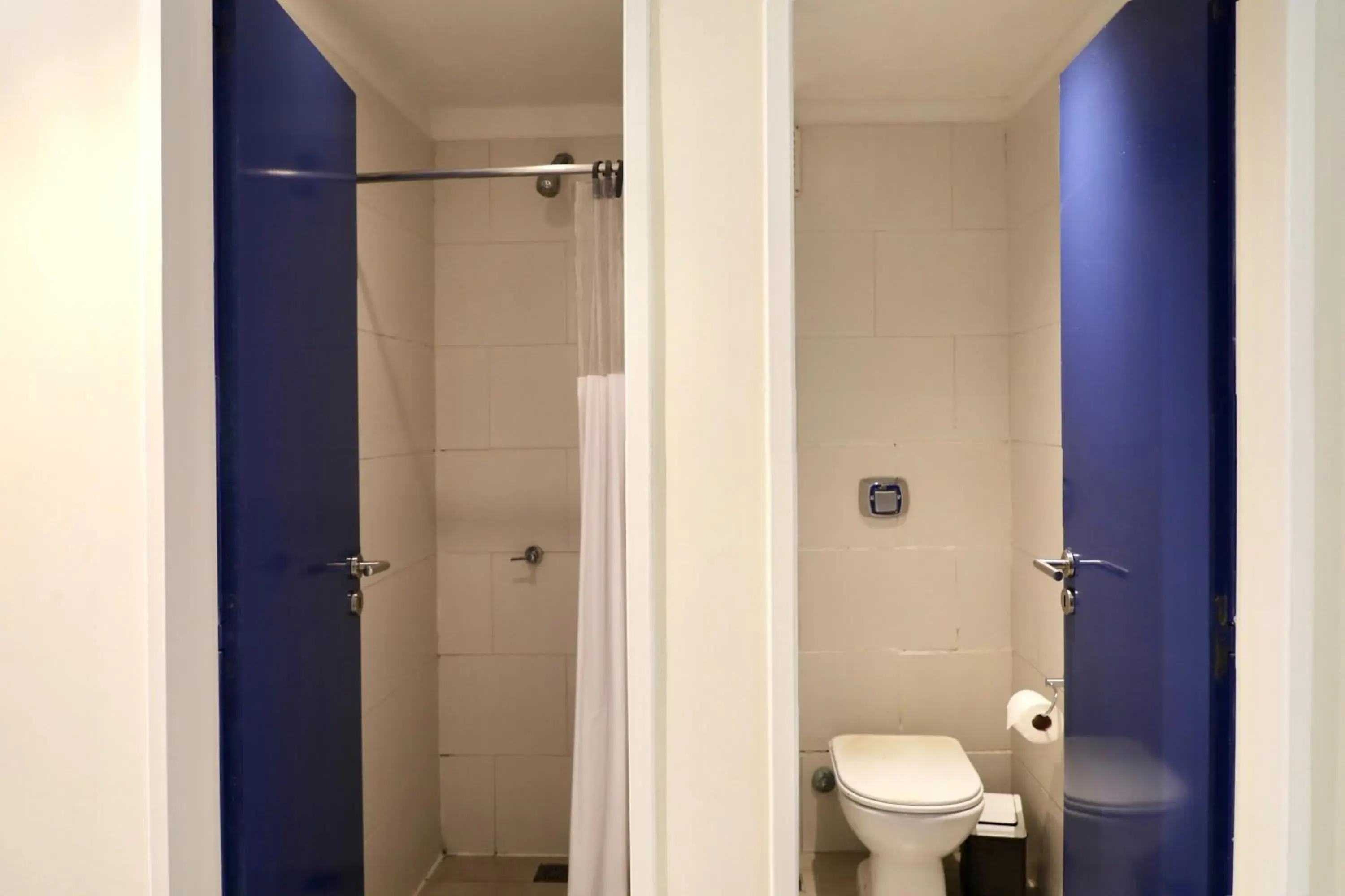 Shower, Bathroom in America Del Sur Hostel Buenos Aires