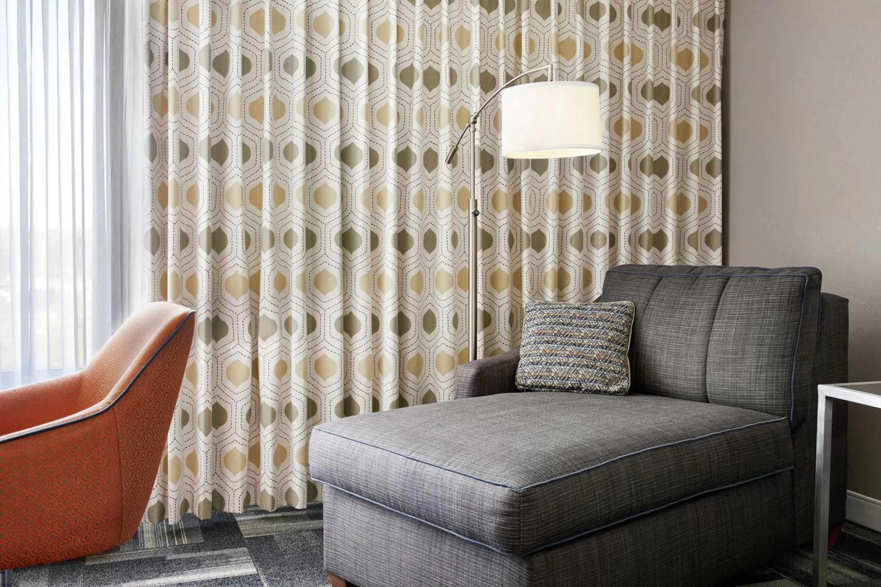 Living room in Hampton Inn Philadelphia/King of Prussia - Valley Forge