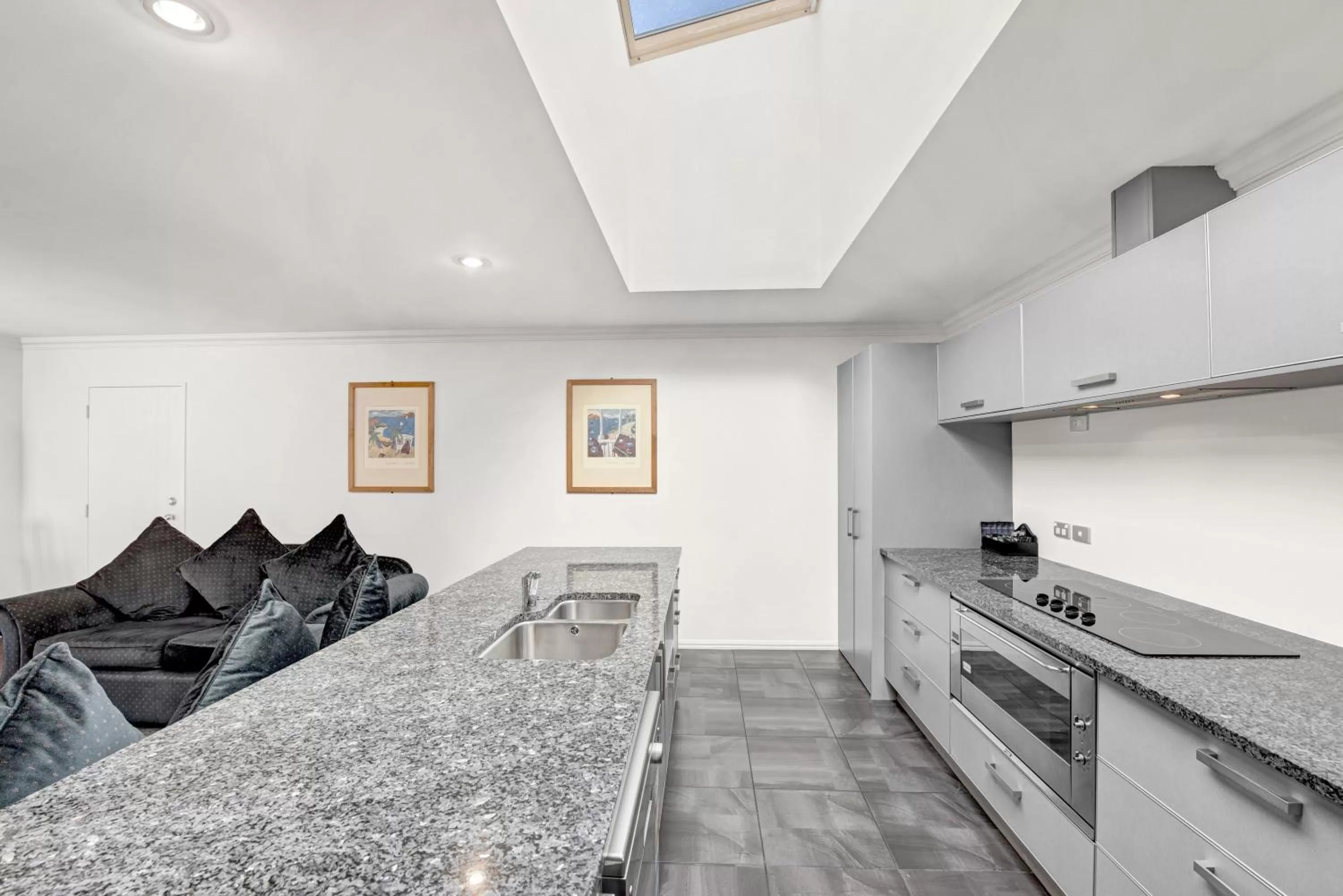 Kitchen or kitchenette, Bed in The Hotel Nelson