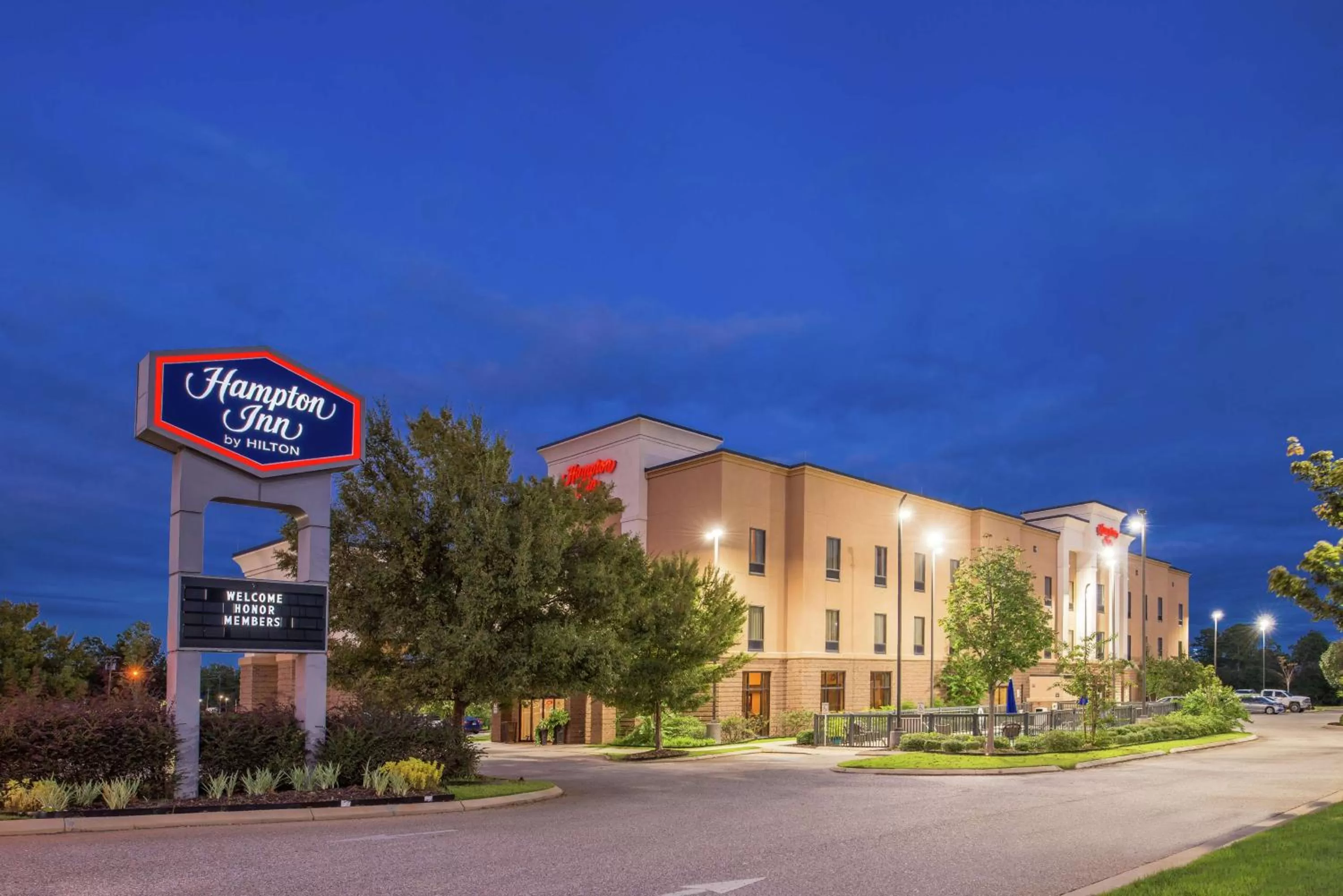 Property building in Hampton Inn Jackson-College Avenue