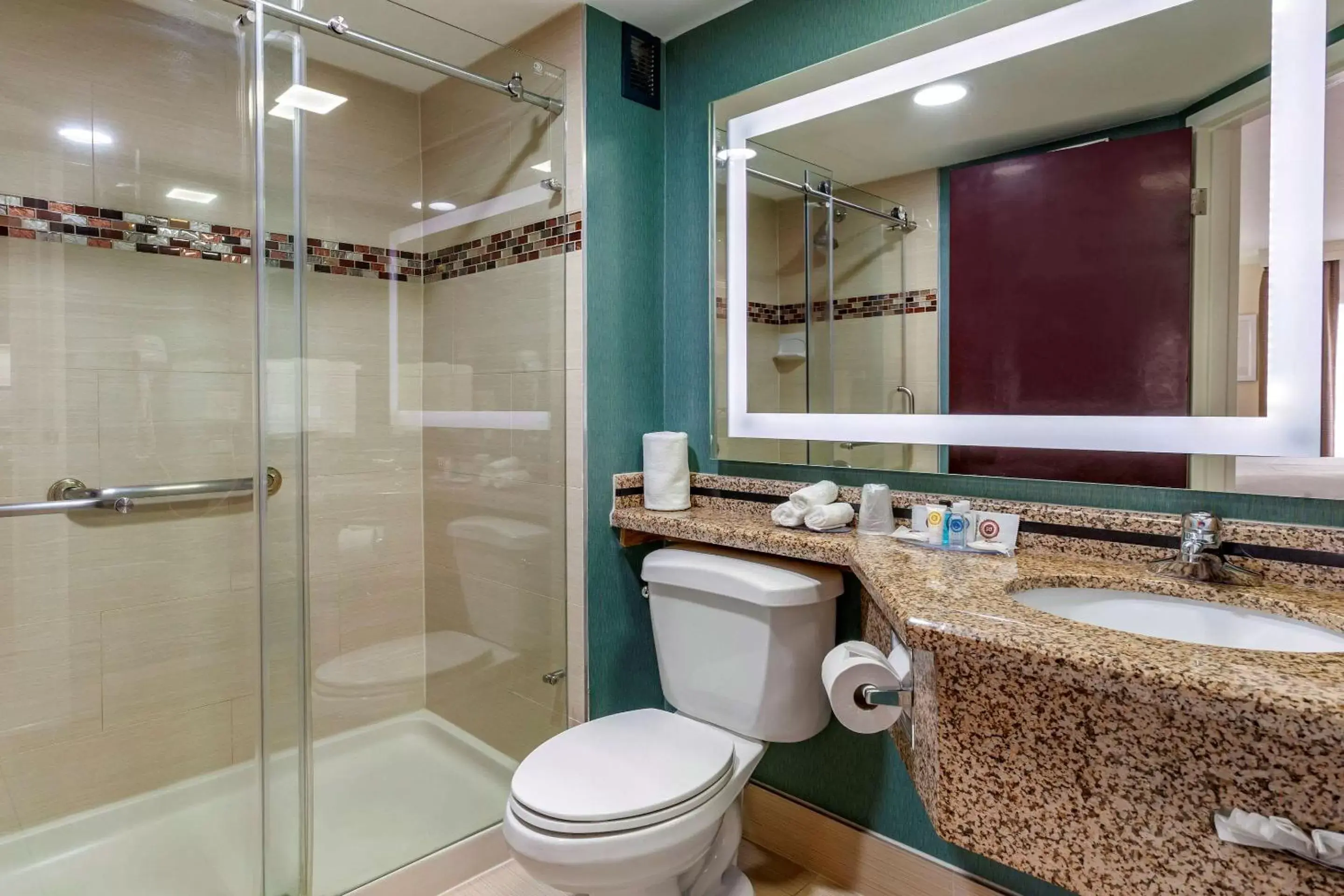 Bedroom, Bathroom in Comfort Inn & Suites Houston I-10 West Energy Corridor