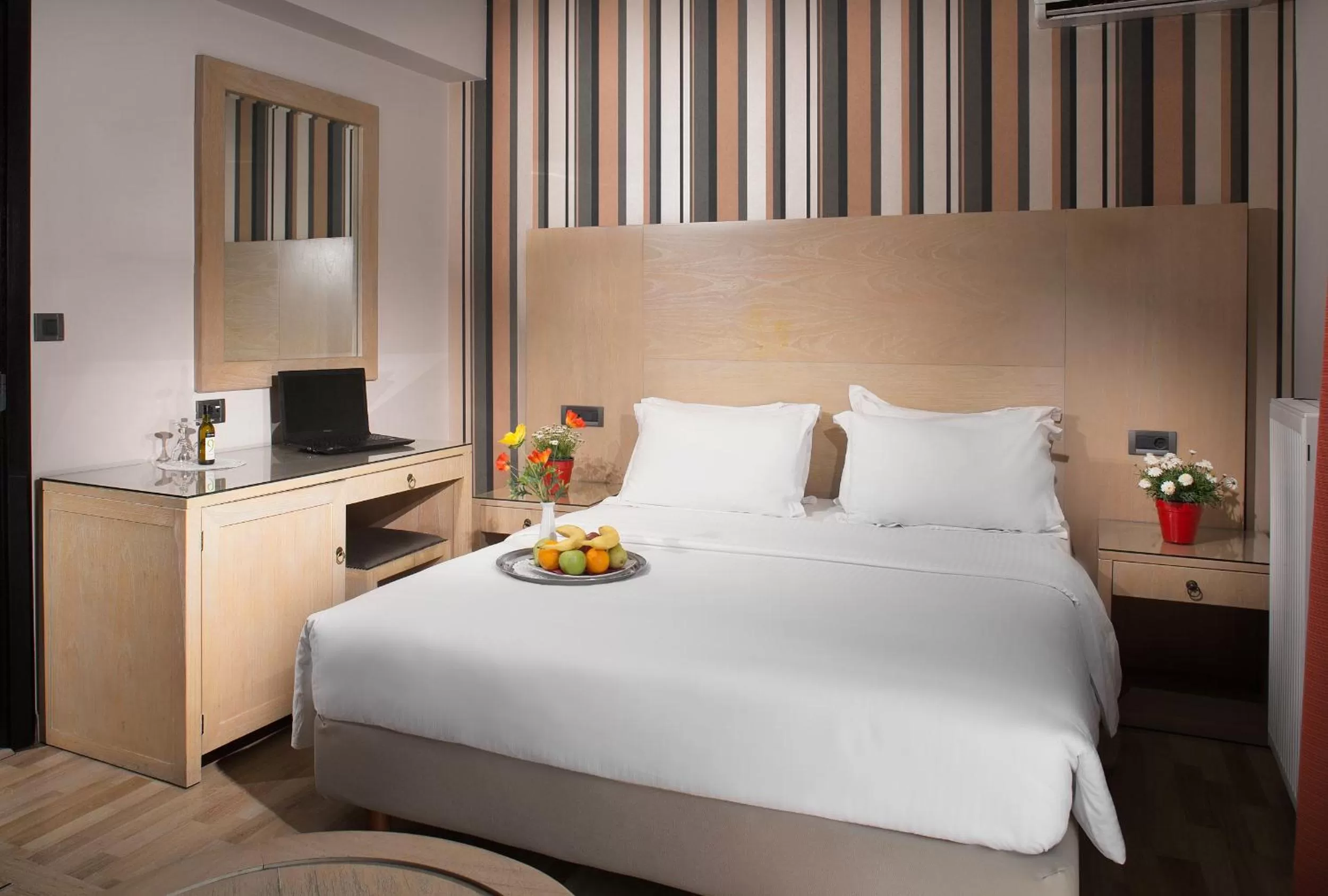 Photo of the whole room, Bed in Areos