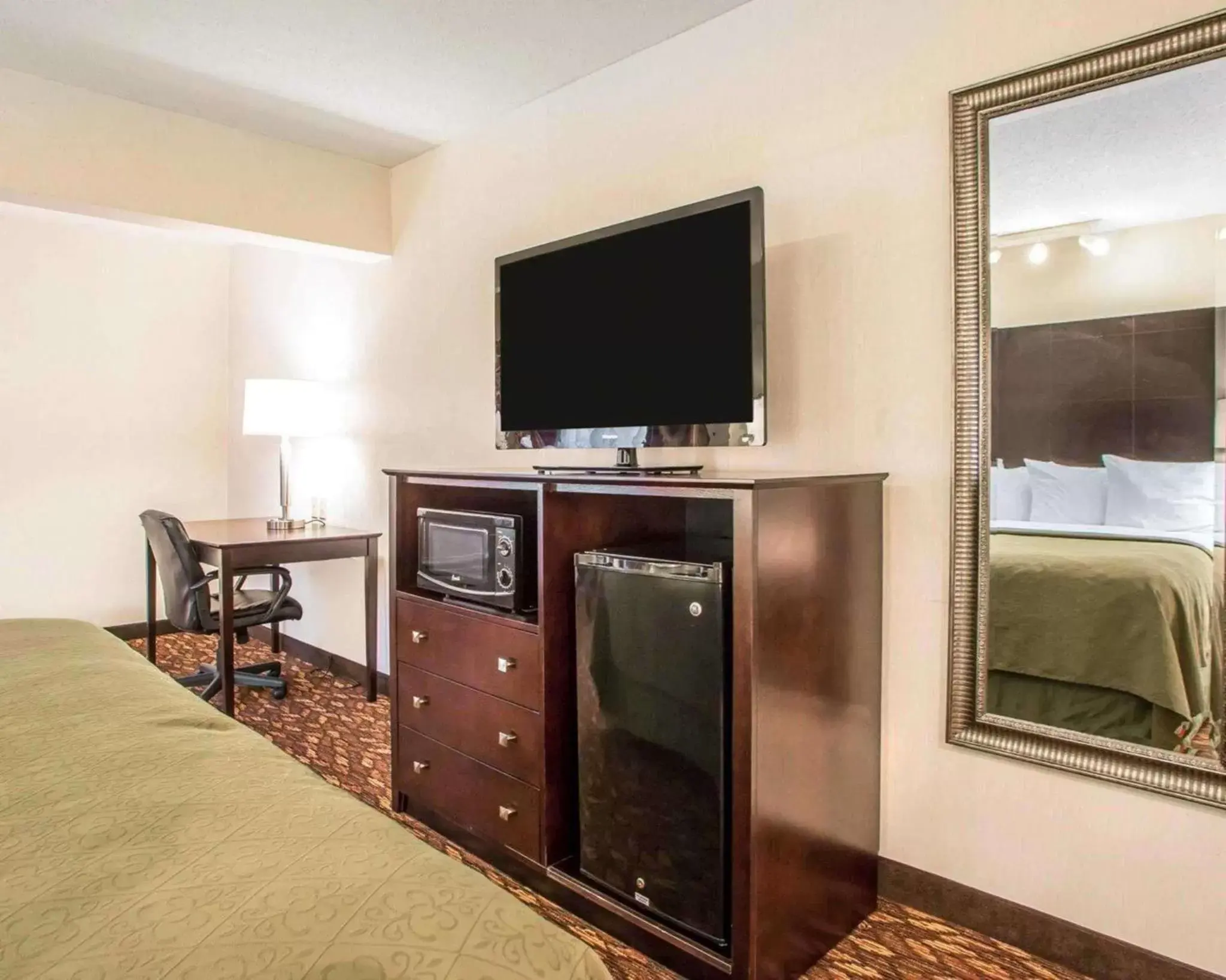 Photo of the whole room, TV/Entertainment Center in Quality Inn St. Mary's