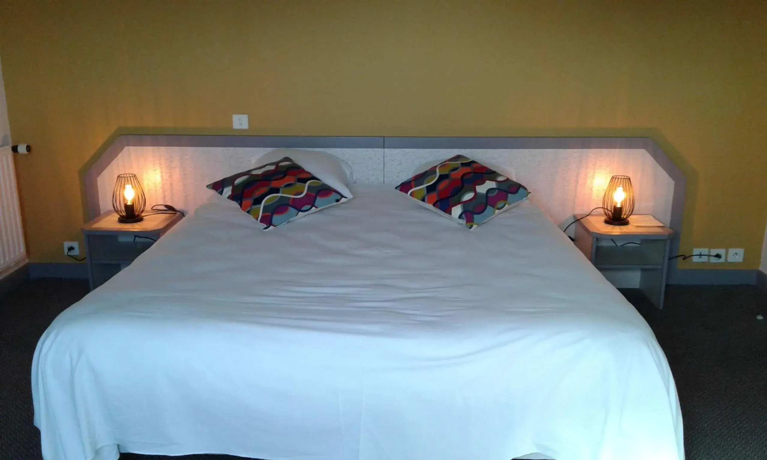 Bed in Hotel Restaurant Le Capricorne