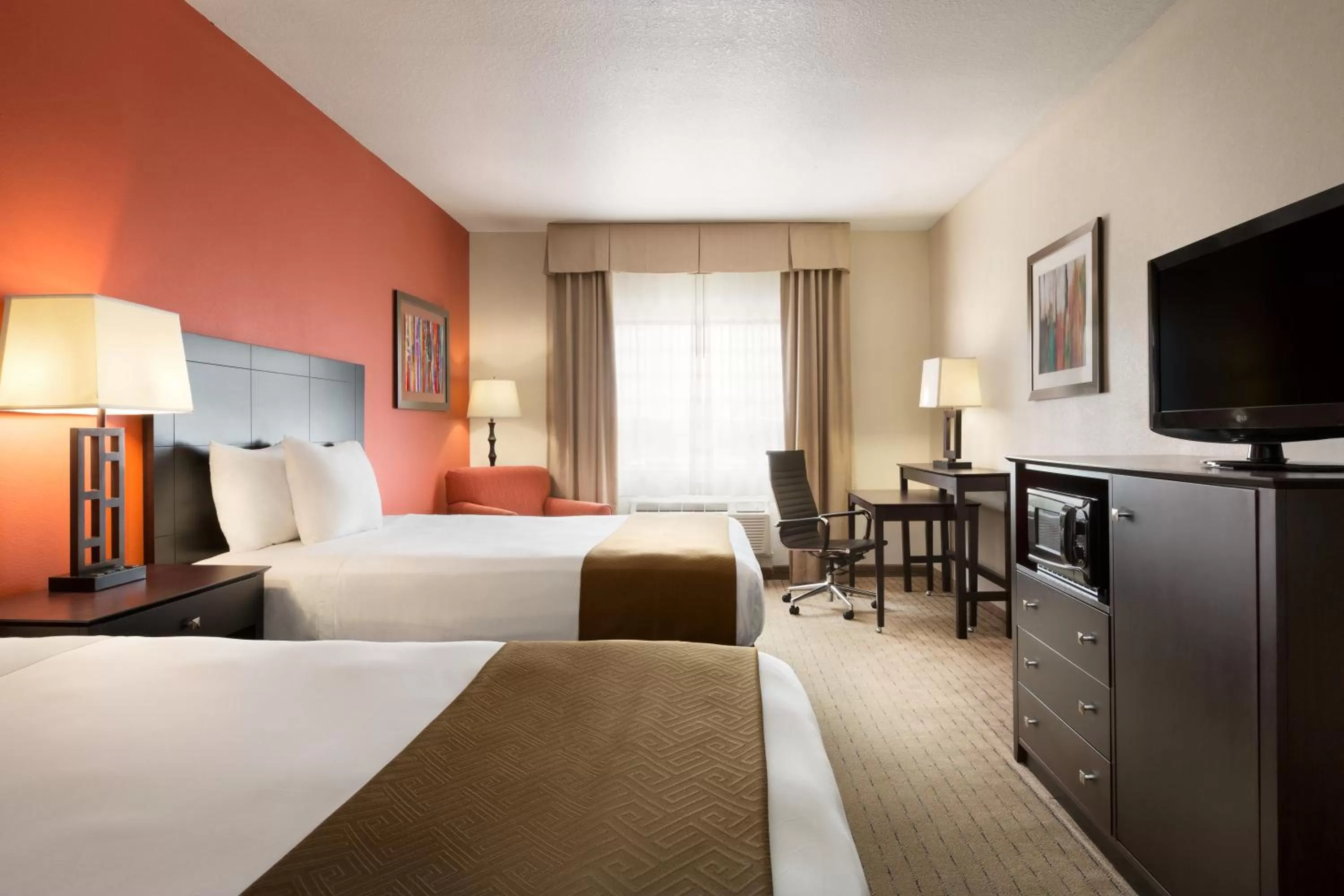 TV and multimedia, Bed in Country Inn & Suites by Radisson, Houston Northwest, TX