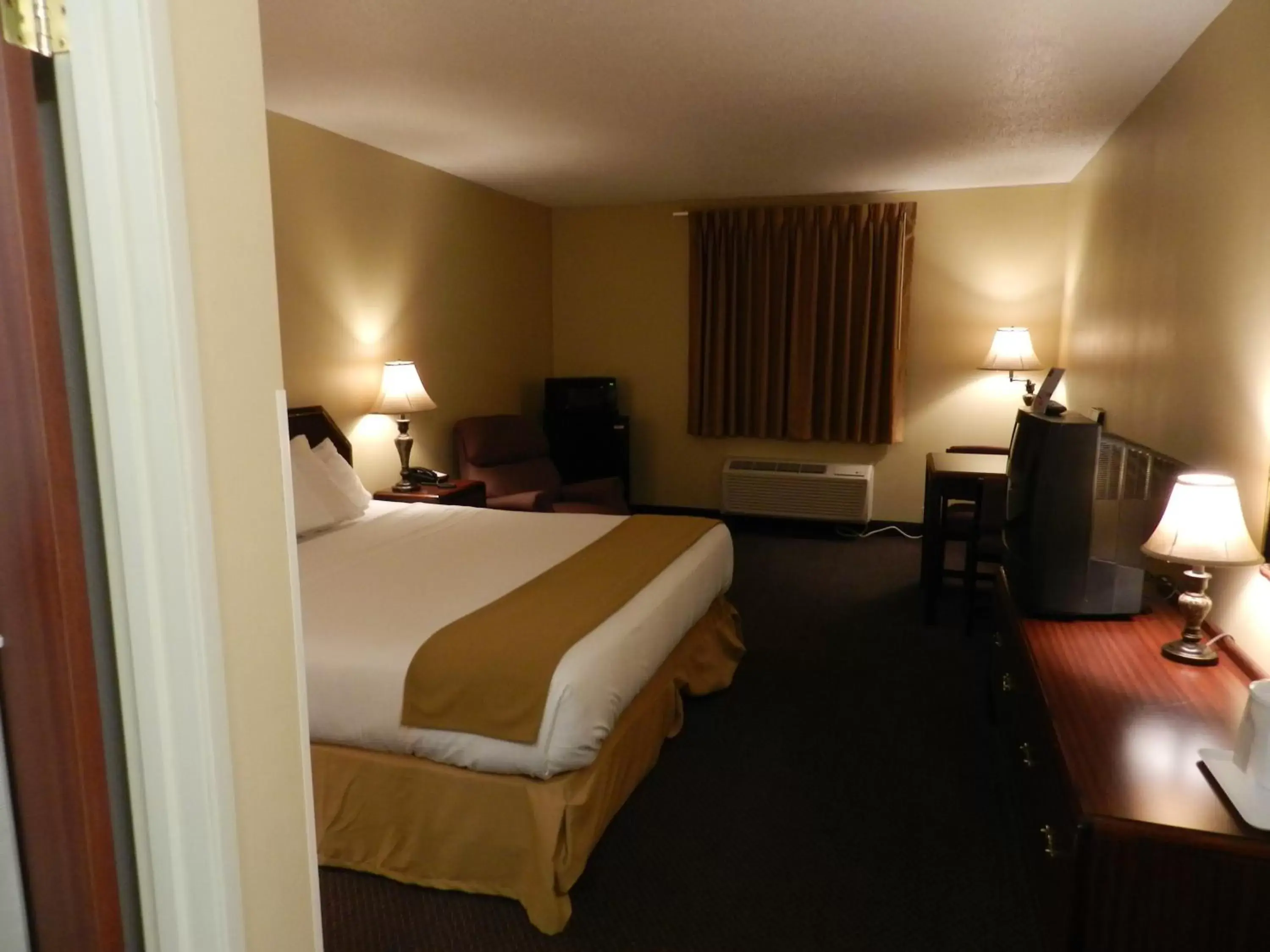 Photo of the whole room in Luxury Inn & Suites Troy