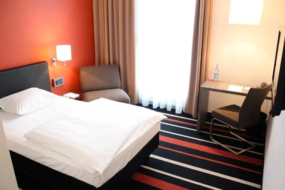 Photo of the whole room, Bed in enso Hotel